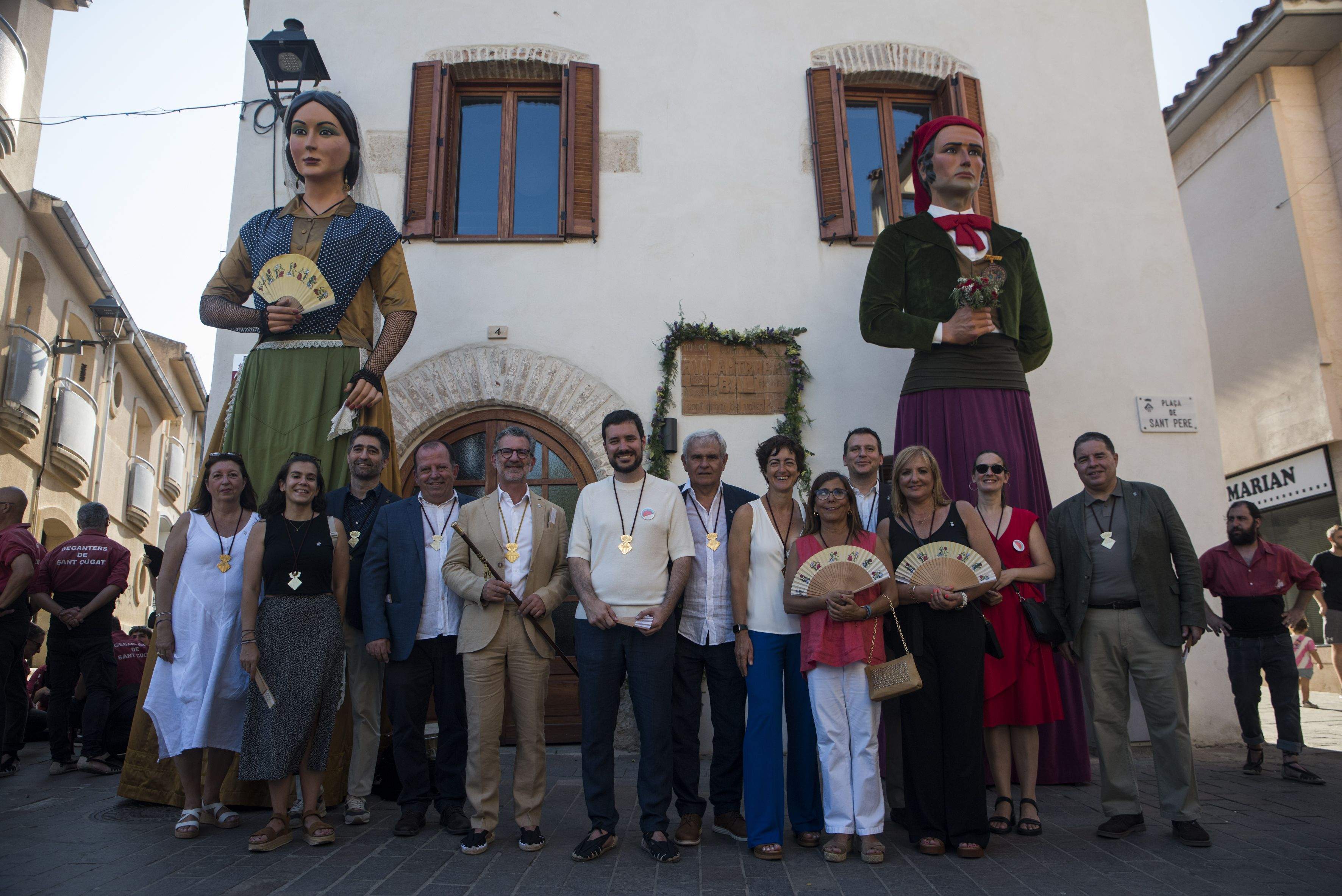 L'equip de govern amb l'alcalde a l'ofrena de Sant Pere a Vila i Trabal FOTO: Bernat Millet (TOT Sant Cugat) 