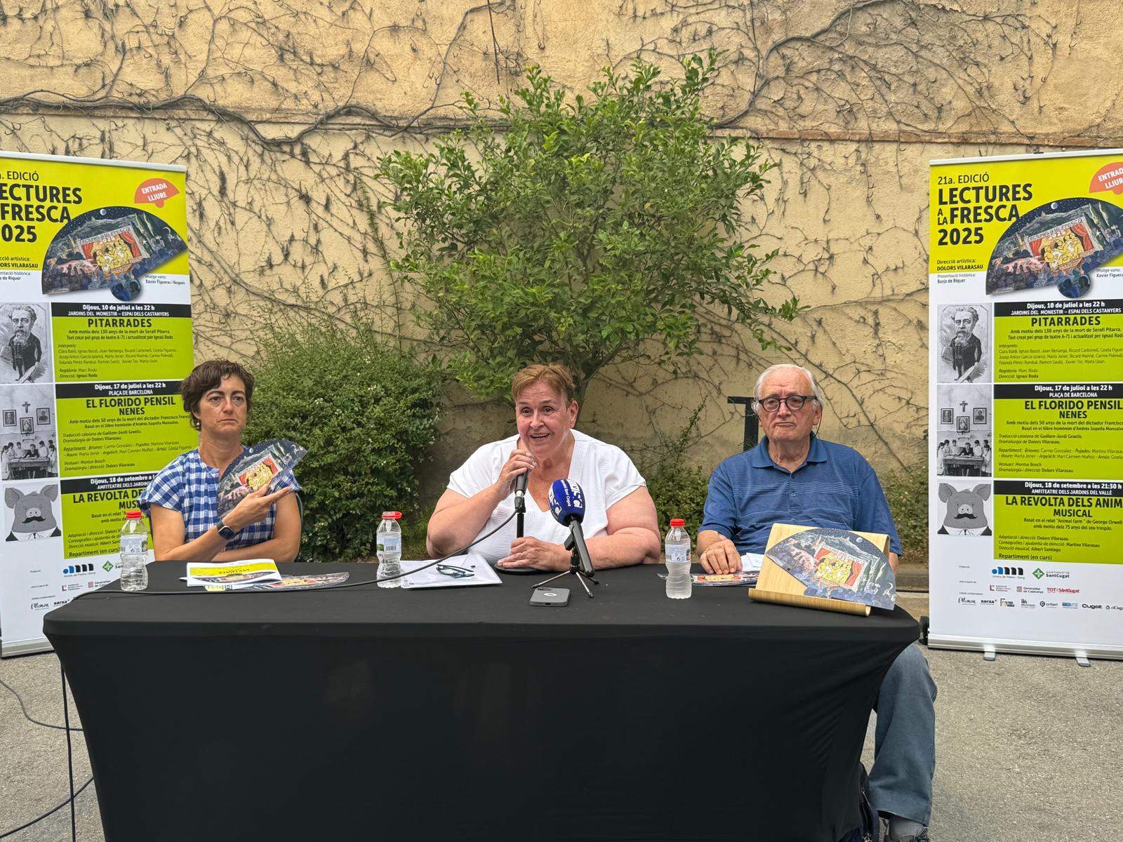 Presentació de la 21a edició de Lectures a la Fresca amb la regidora de Cultura, Núria Escamilla (esquerra), la directora, Dolors Vilarasau (centre) i el creador del disseny del vano d'enguany, Xavier Figueras (dreta). FOTO: TOT Sant Cugat