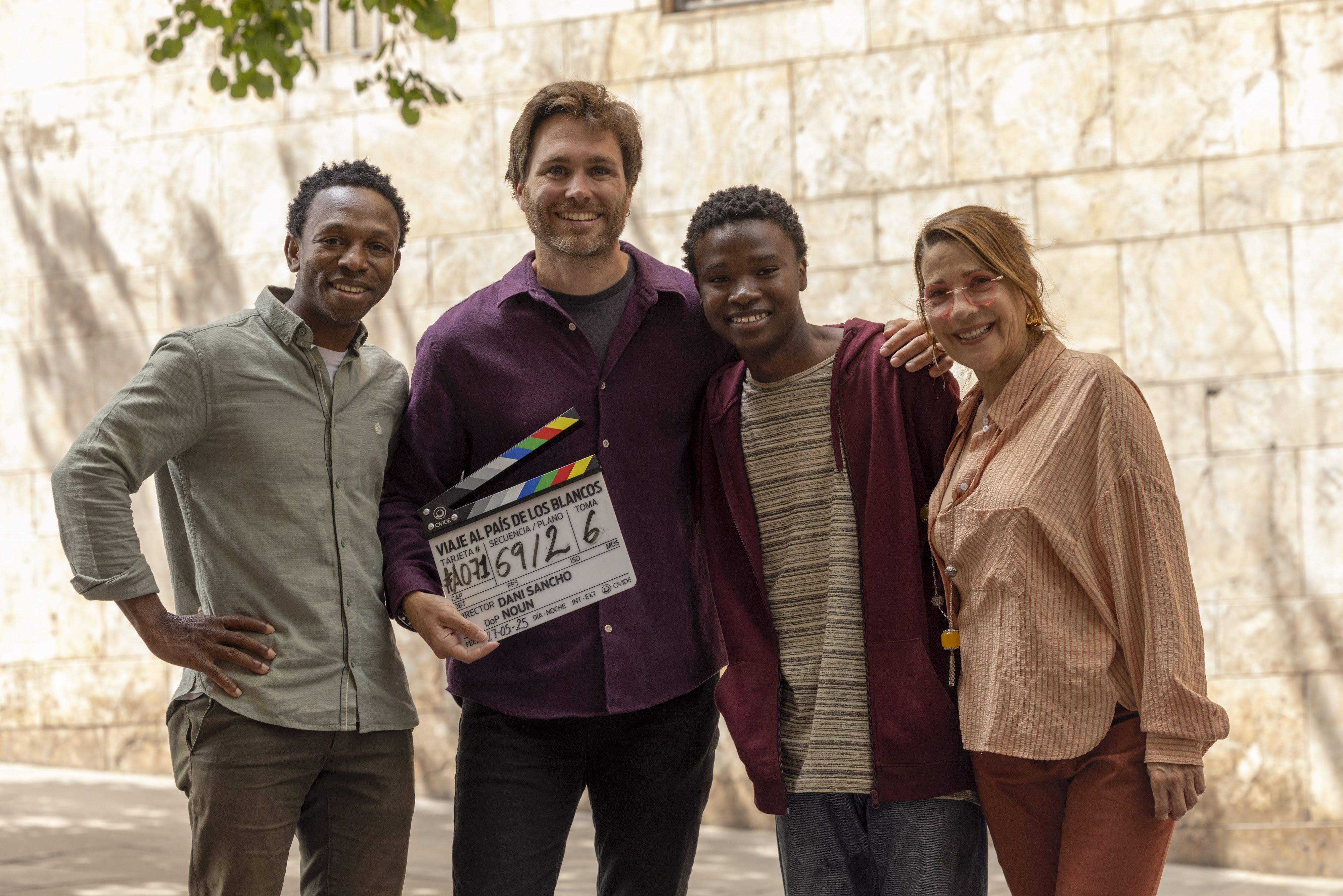 Ousman Umar s'interpreta a ell mateix i Emma Vilarassau a la seva mare adoptiva. Foto: Cedida