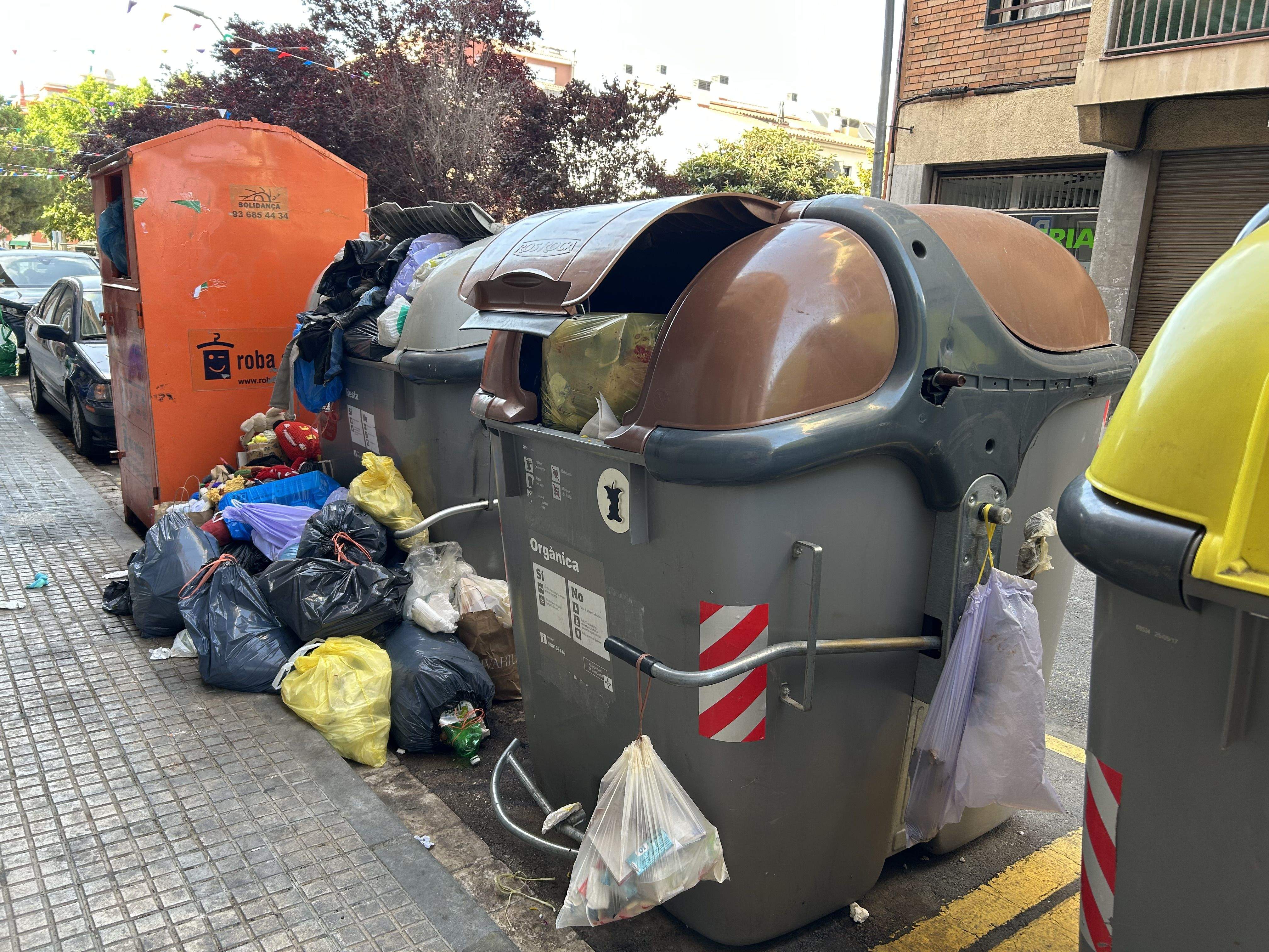 Acumulació d’escombraries i males olors al Passeig Torreblanca amb avinguda de Cerdanyola. FOTO: Alba Bogunyà