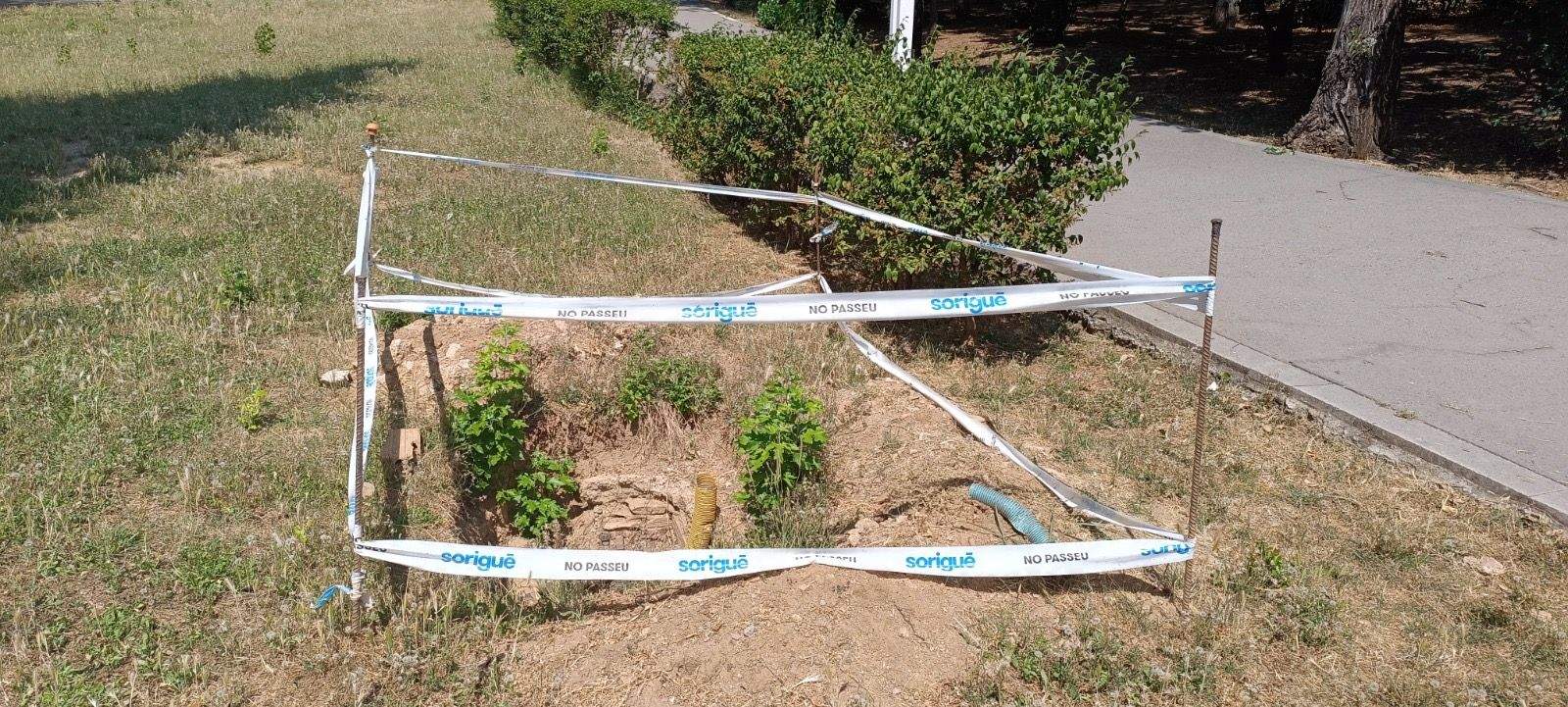 Zanja abierta desde hace meses en el Parc Central. FOTO: Pablo Benguría