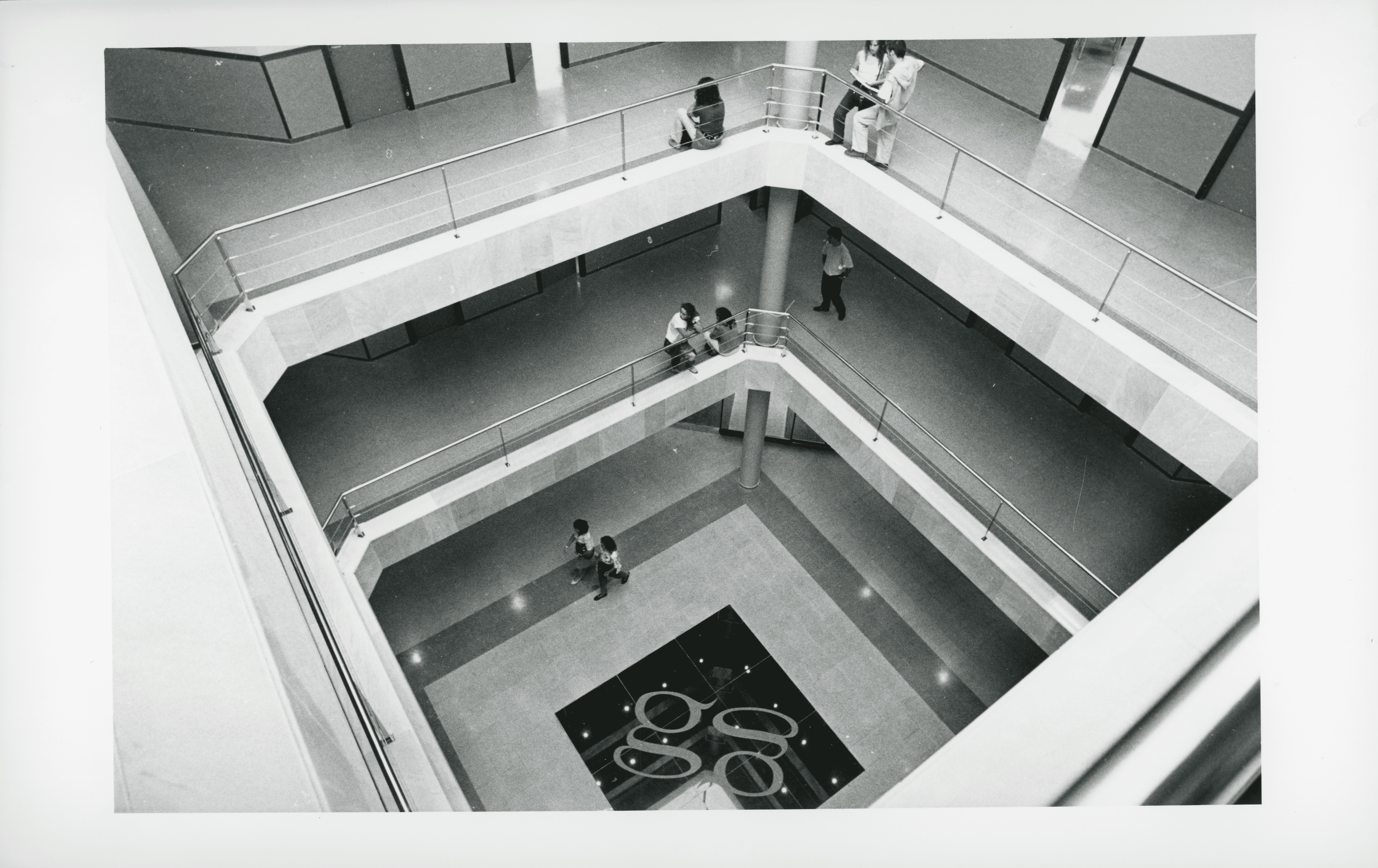 Interior de les Escoles Universitàries Gimbernat. FOTO: Mané Espinosa. Fons de Premsa Local a l'Arxiu Municipal