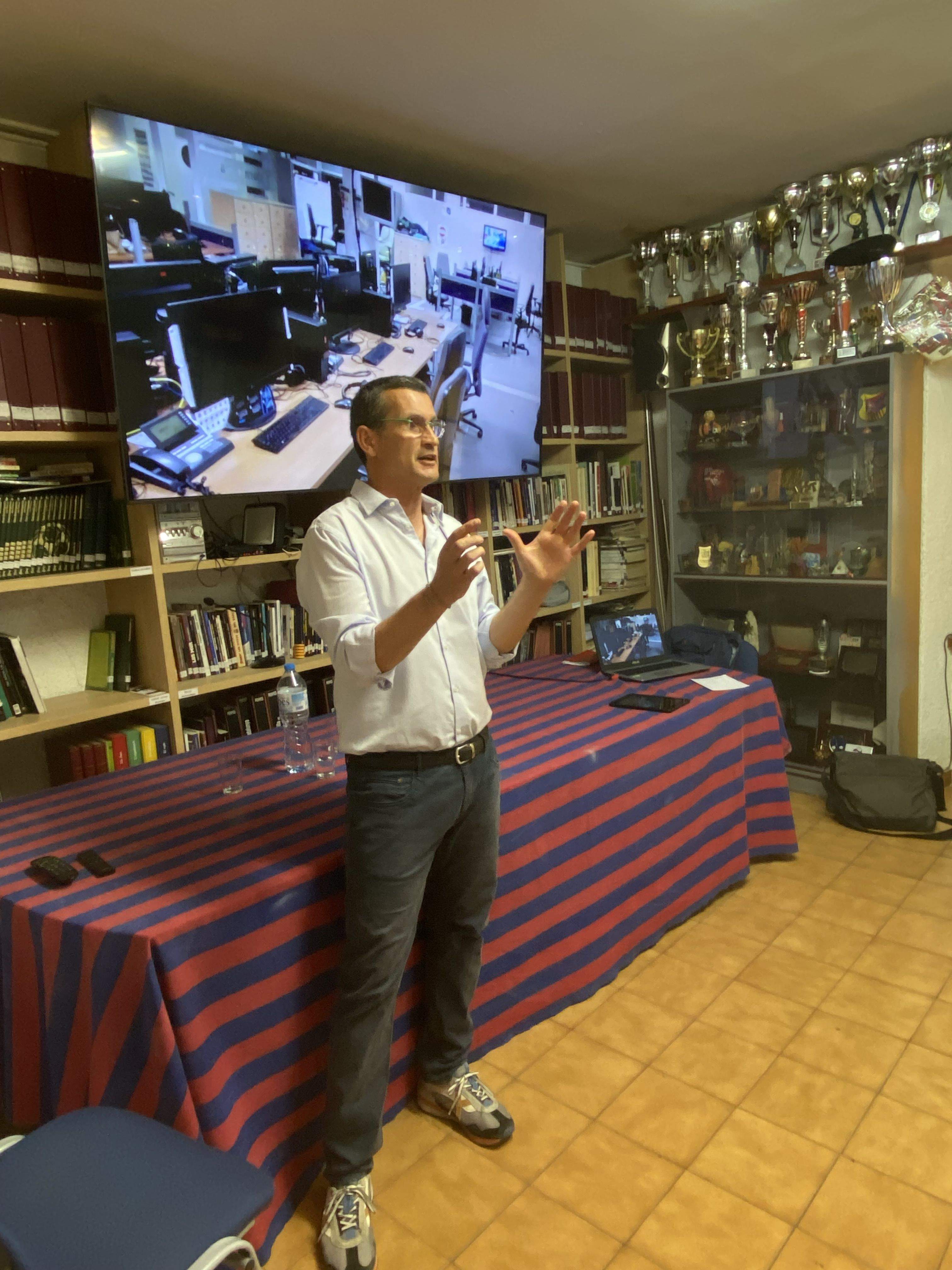 Espectacular conferència del periodista esportiu santcugatenc Rafel Bagot. FOTO: Penya Blaugrana Sant Cugat