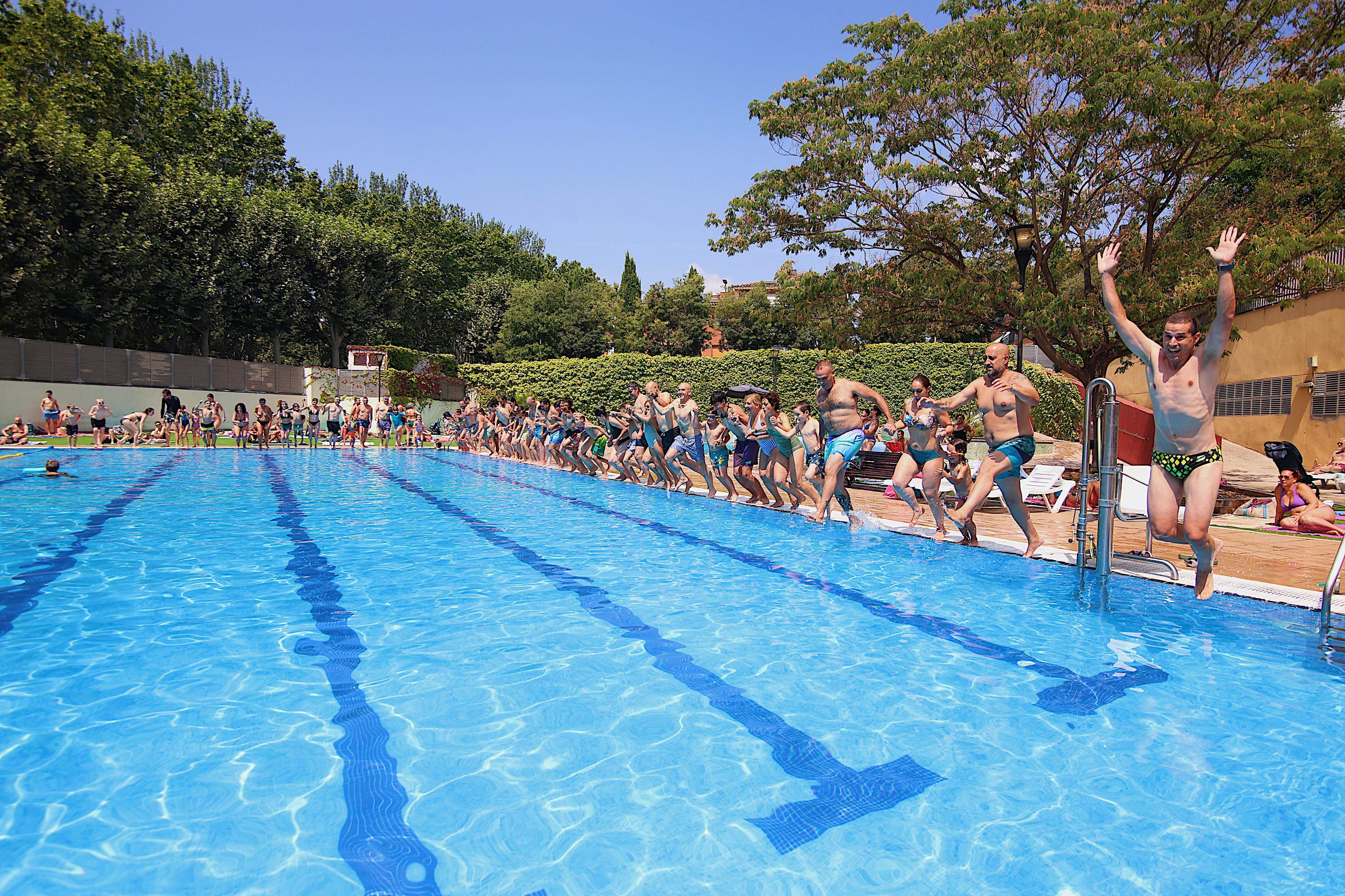 Sant Cugat es mulla per l'Esclerosi Múltipe amb un salt a la piscina. FOTO: Ajuntament de Sant Cugat