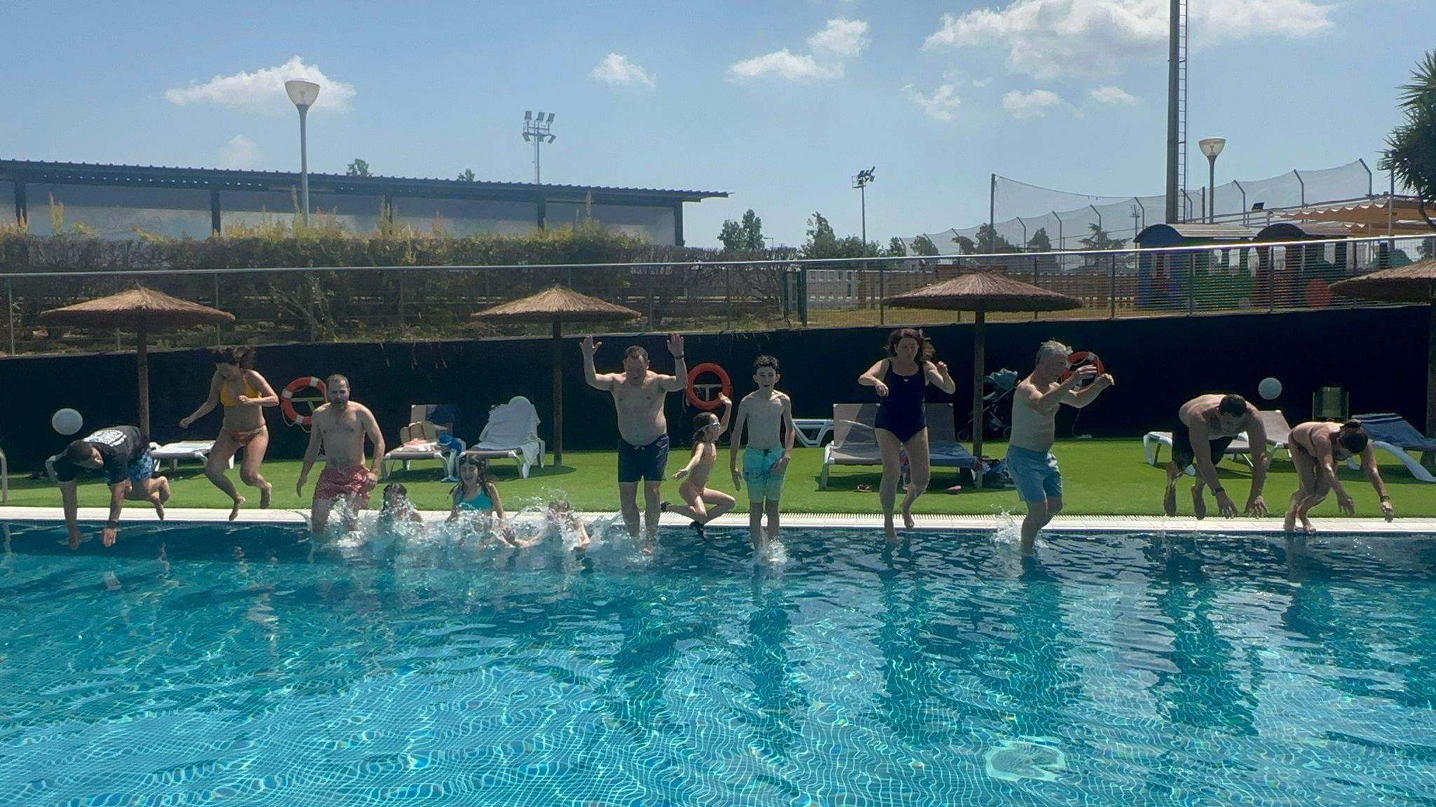 Salt a la piscina de la campanya de 'Mulla't' al Club Junior 1917. FOTO: Lluna Fabregat