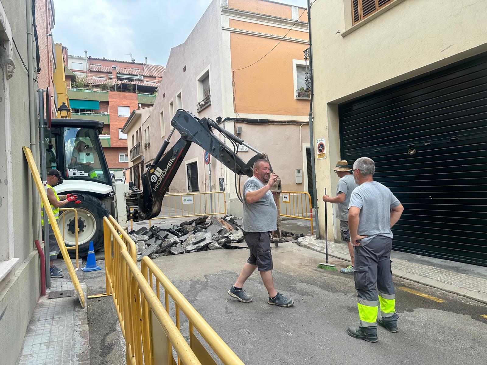 L’Ajuntament assaja l’ús de nou paviment de pedra entre els carrers Dos de Maig i Viñolas. FOTO: Lluna Fabregat