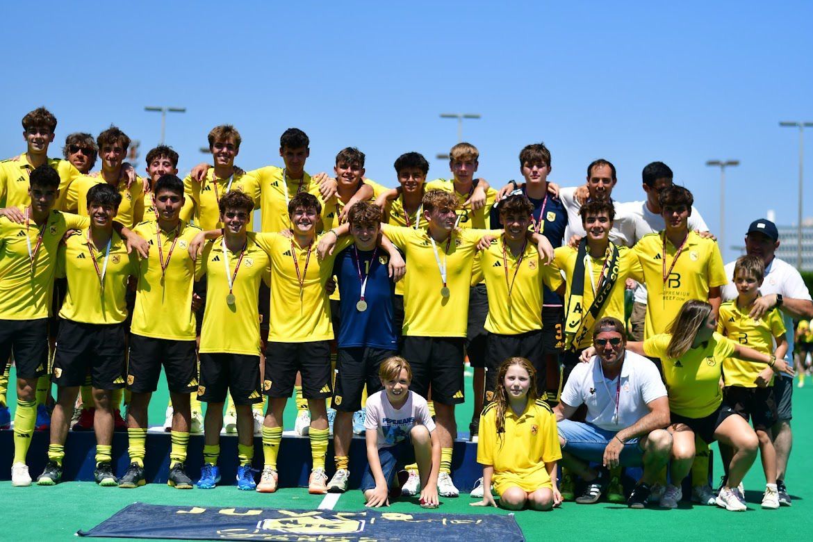 Lukas Palau-Ribes (Atlètic Terrassa HC) a la fila de dalt amb la samarreta de porter. FOTO: Cedida