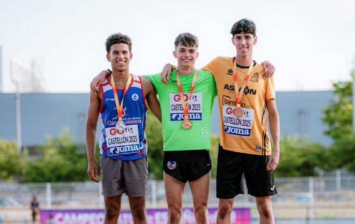 Martín Brogna (dreta) va pujar al podi del Campionat d'Espanya d'atletisme sub-18. FOTO: Cedida