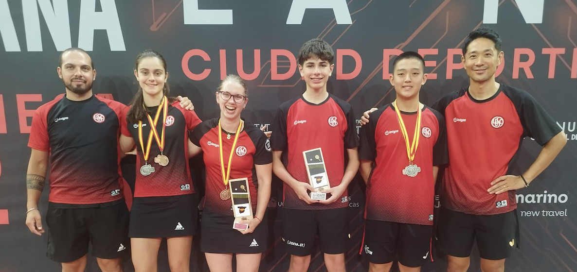 Alguns dels palistes de la secció de tenis taula de la UESC que van fer medalla en el Campionat d'Espanya. FOTO: Cedida