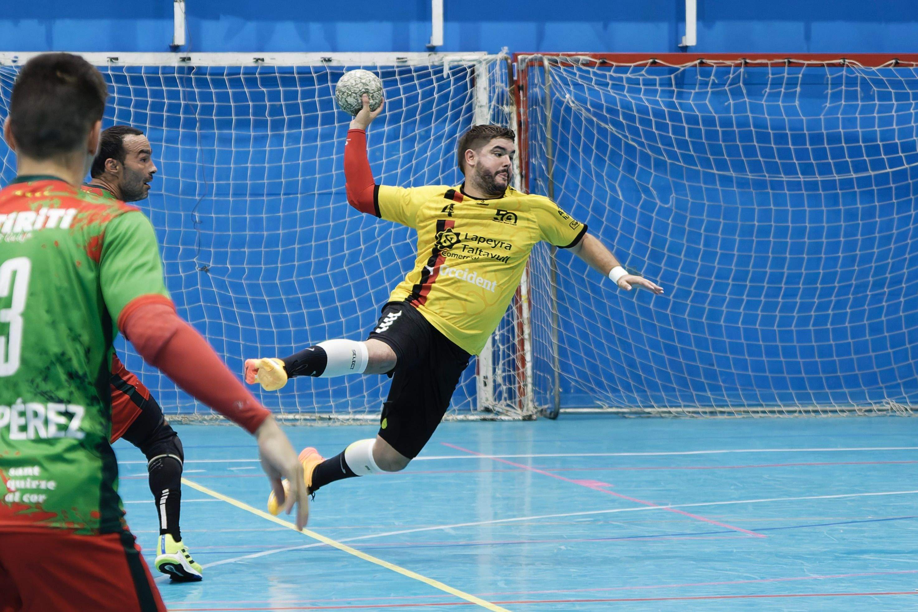 Un gol d'Àlex Ortega va donar la victòria a l'Handbol Sant Cugat a la pista de l'Handbol Sant Quirze en el debut de la temporada 2024/2025. FOTO: Handbol Sant Cugat