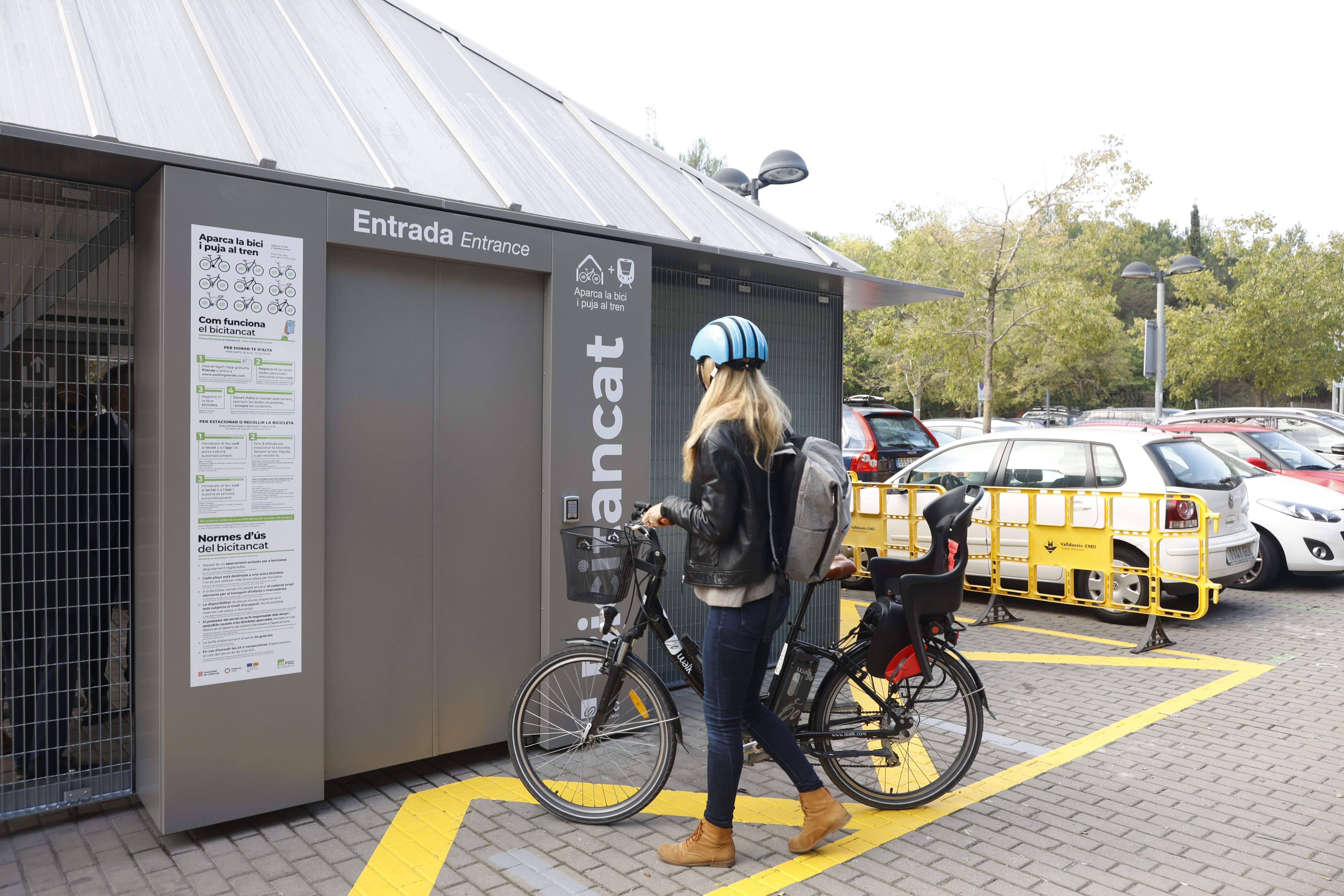 Bicitancat a l'estació de FGC de Valldoreix. FOTO: Arxiu FGC