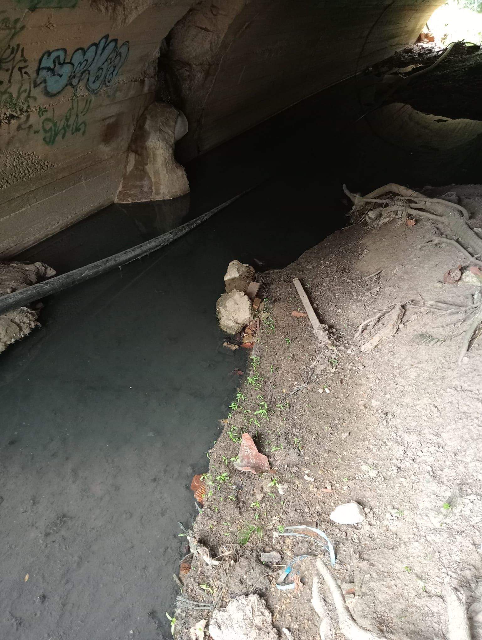 Sistema de cloaca roto bajo el puente de Volpelleres. FOTO: Jose Luis Pesado