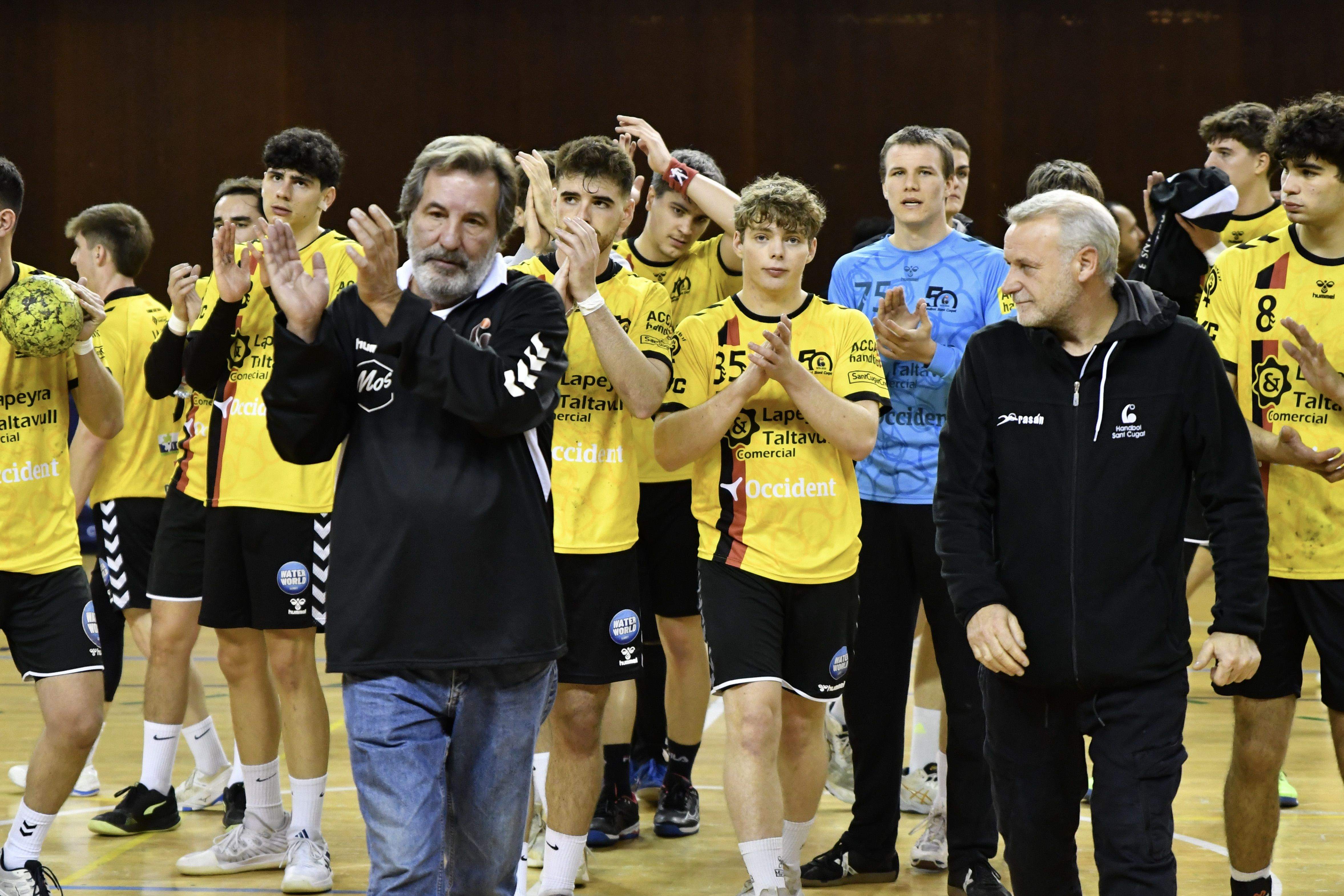 Joan Sancho (esquerra) i Joan Cinta (dreta) amb el filial de l'Handbol Sant Cugat. FOTO: Handbol Sant Cugat