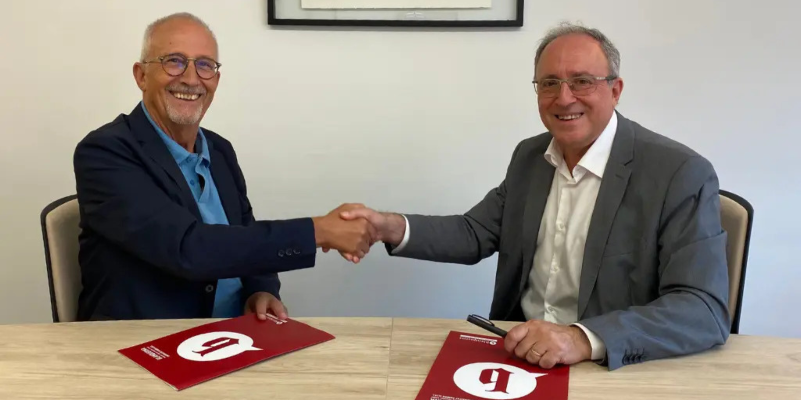 Gerard Claret (esquerra) i el Dr. Jordi Riera (dreta) van signar el conveni. FOTO: Fundació Blanquerna