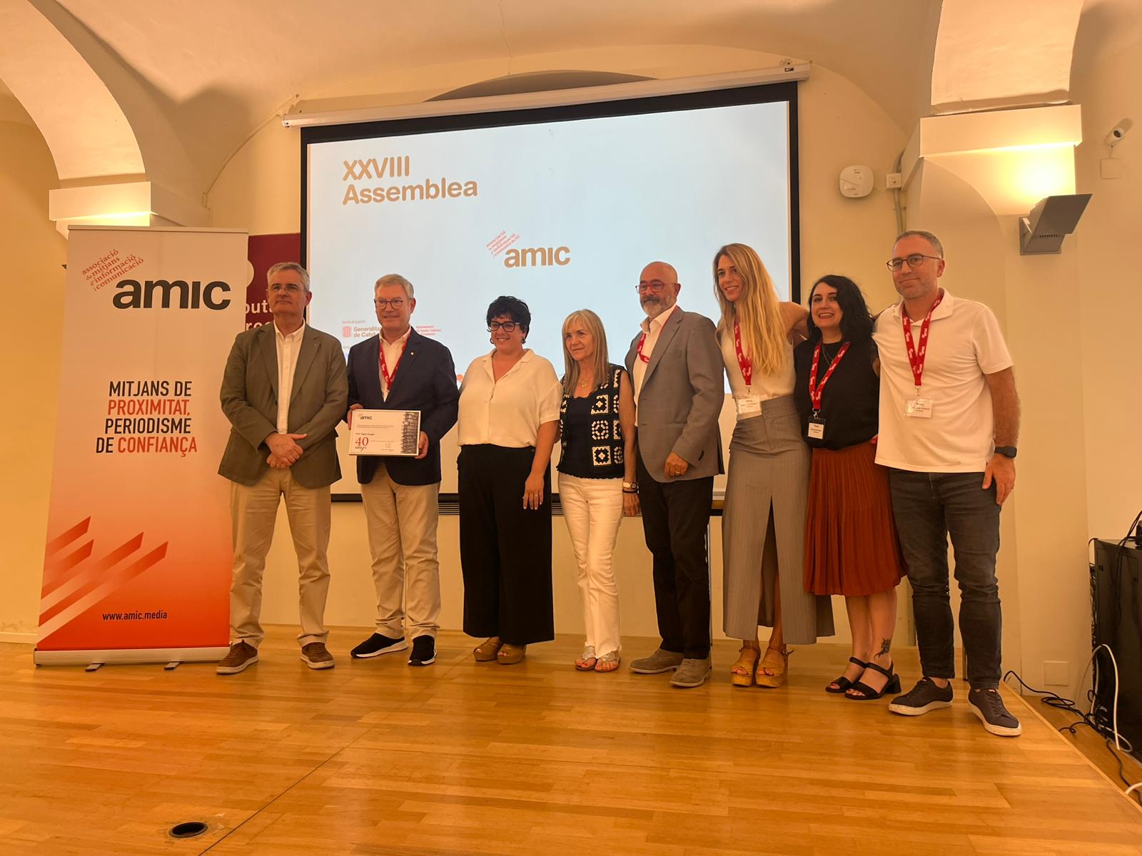 Moment del reconeixement durant l'assemblea amb Carles Escolà, secretari de Mitjans de Comunicació i Difusió i l'alcaldessa de Santa Coloma, Mireia González FOTO: TOT Sant Cugat 