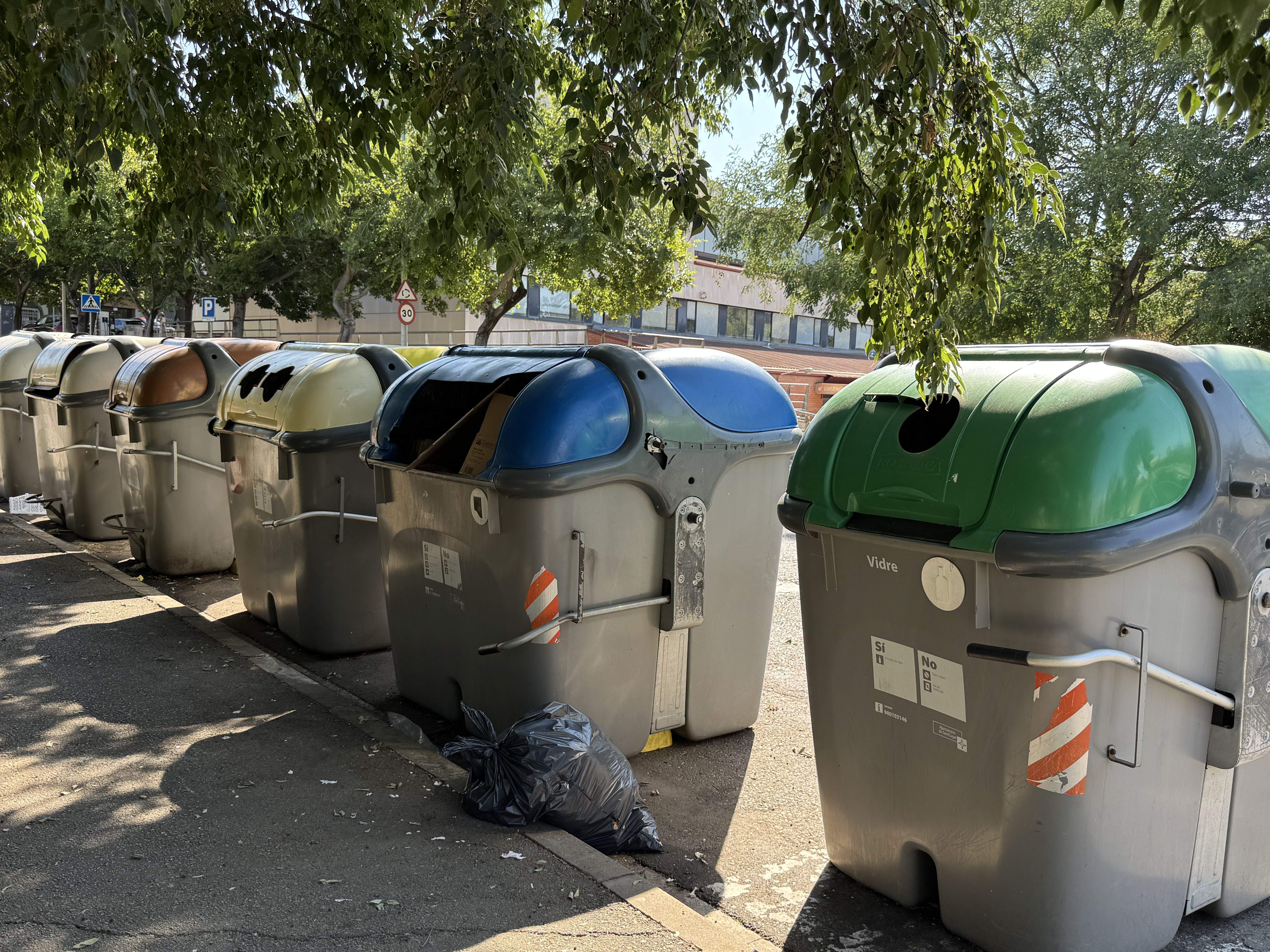 Els contenidors al CAP de la Mina. FOTO: TOT Sant Cugat