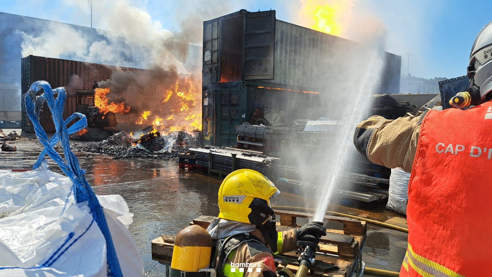 Crema un magatzem al descobert amb material metàl·lic al polígon de Rubí Sud. FOTO: @bomberscat