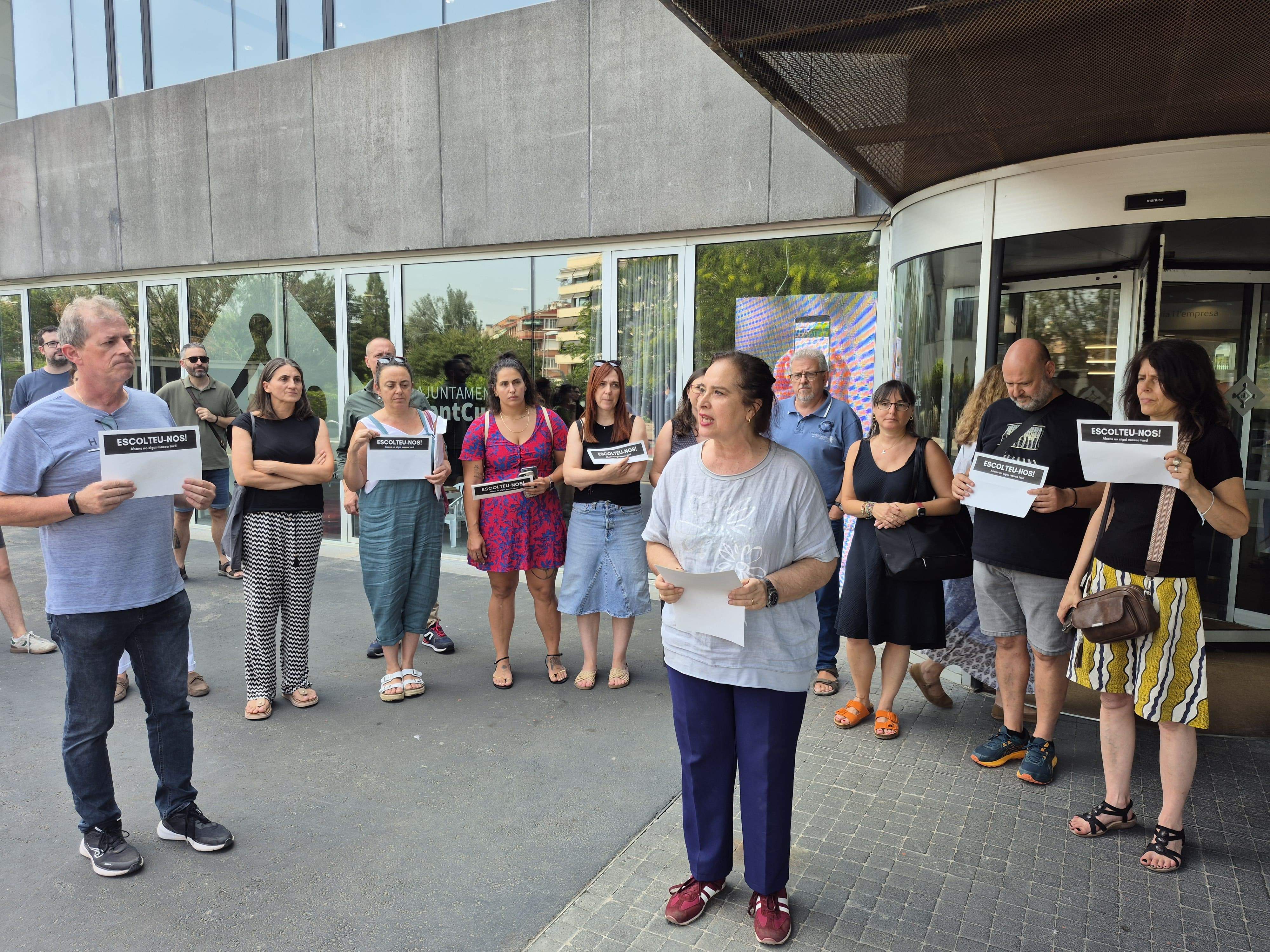 Concentració de les treballadores dels Serveis Socials de l'Ajuntament de Sant Cugat FOTO: TOT