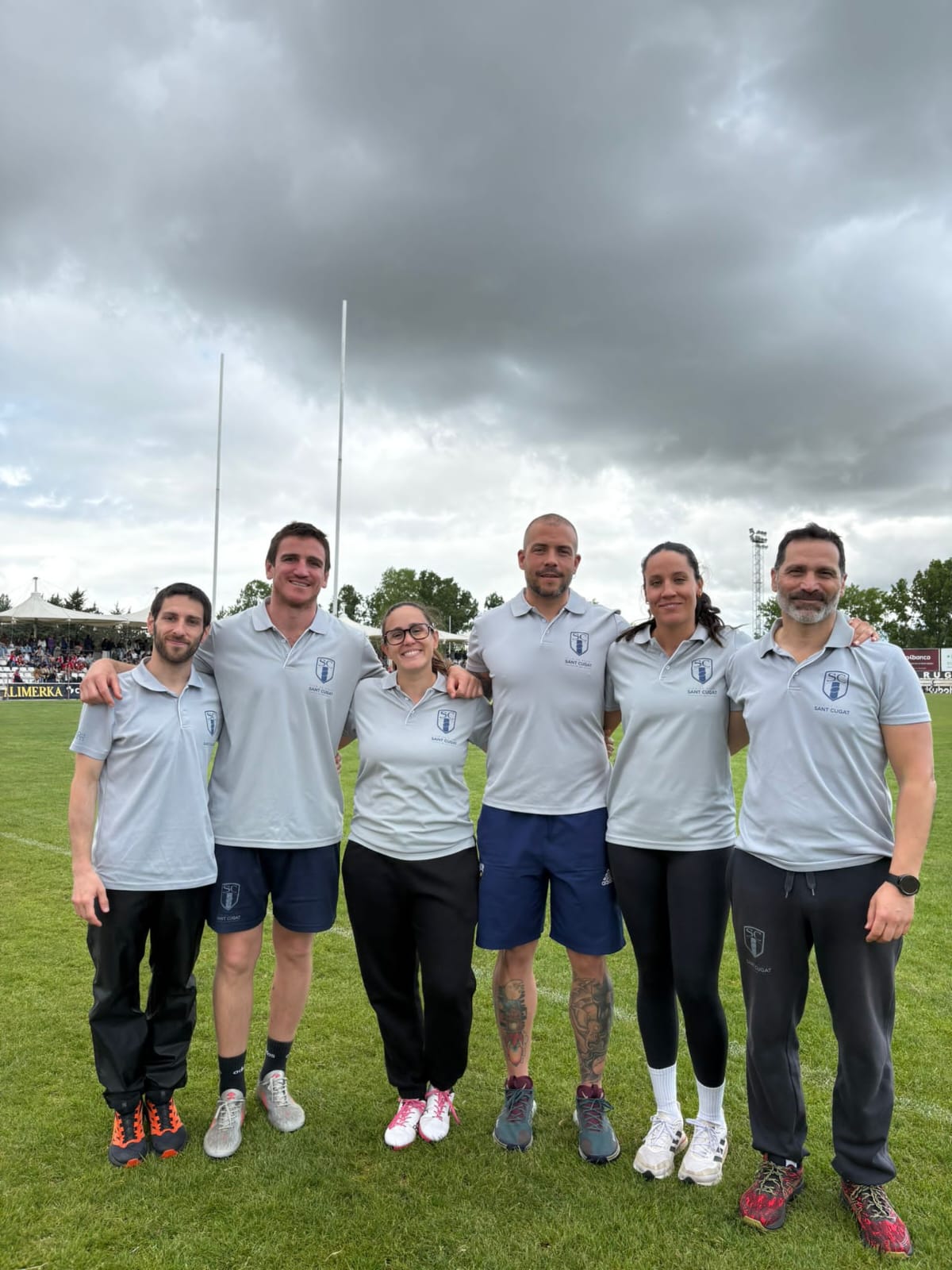 Panchi Castroviejo (segon per l'esquerra) continuarà sent l'entrenador del femení del Club de Rugby Sant Cugat. FOTO: Cedida