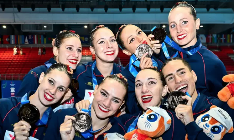 Paula Ramírez (a dalt a la dreta) amb la resta de l'equip de la selecció espanyola que ha aconseguit el bronze en la rutina lliure del Mundial de Natació. FOTO: RFEN