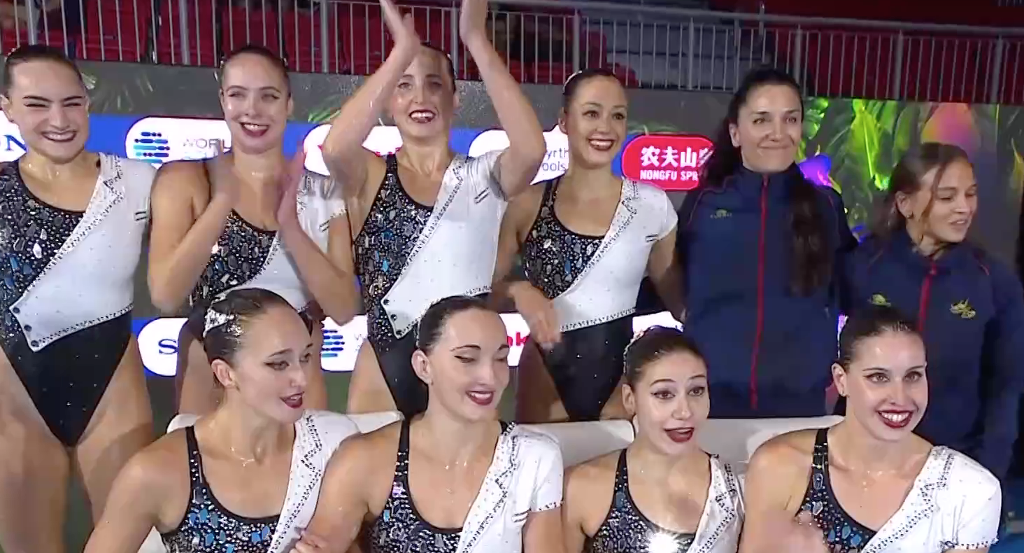 La selecció espanyola de natació artística en el moment que s'han assegurat un podi en la rutina tècnica en el Mundial de Natació. FOTO: World Aquatics