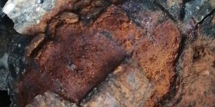 La granada dins la pedra. FOTO: @mossos