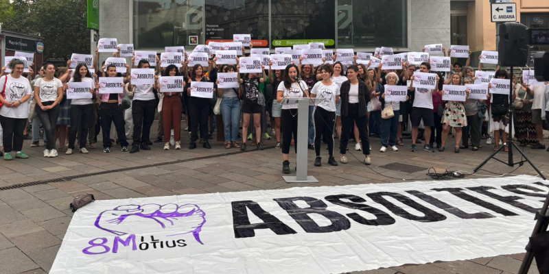 Concentració per celebrar l'absolució de les santcugatenques que van tallar les vies dels FGC pel 8-M: FOTO: @8milmotius