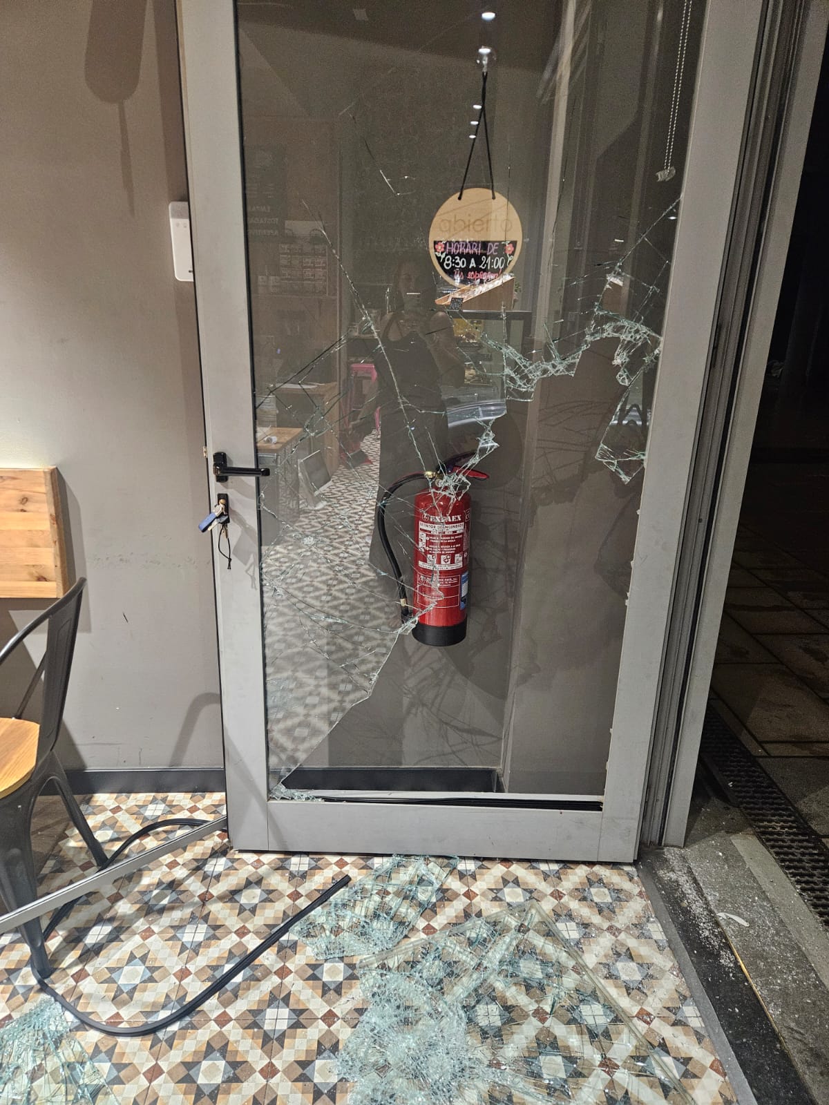 Així va quedar l'entrada d'un dels establiments FOTO: Cedida 