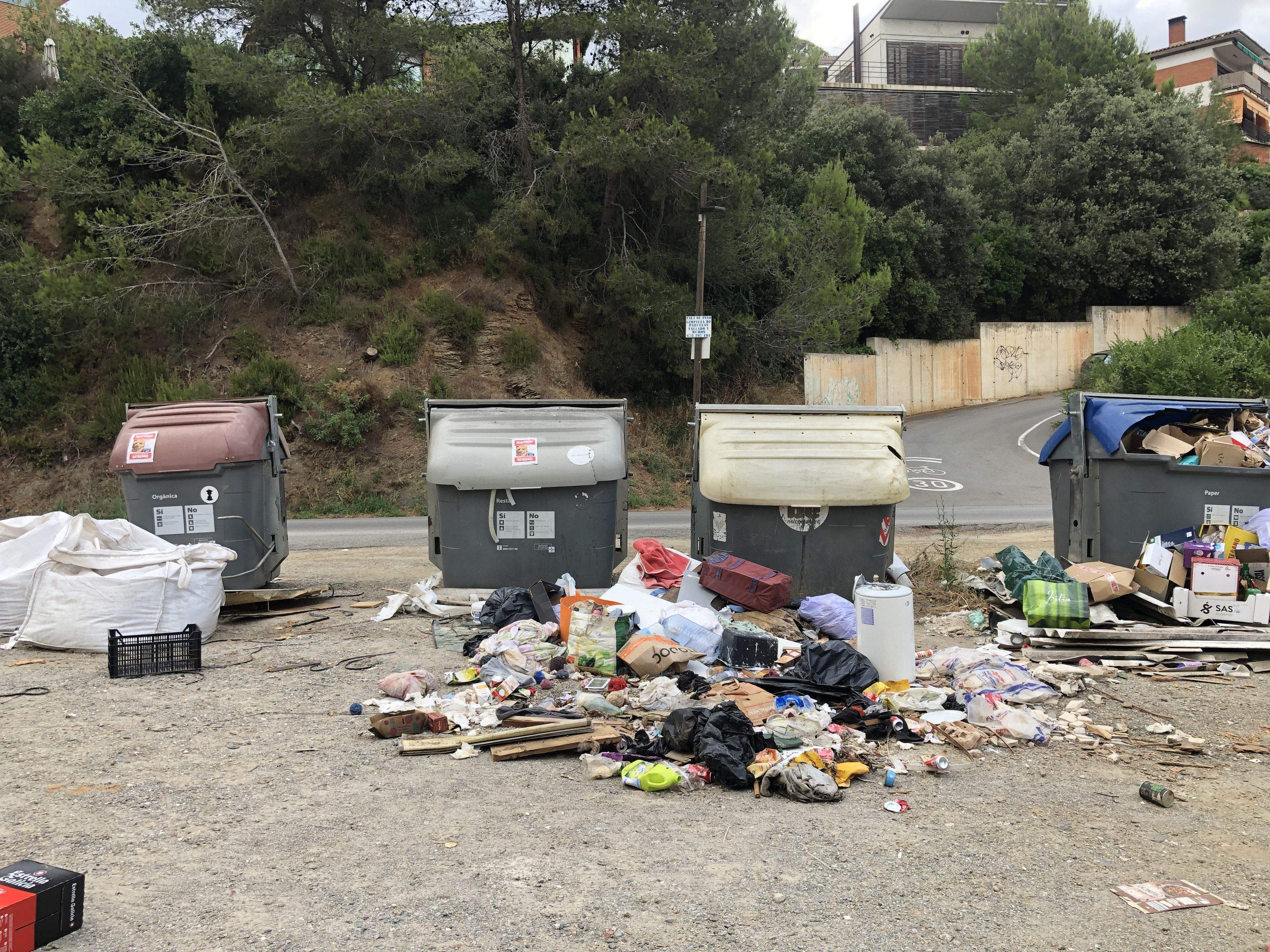 Cada dia el mateix panorama a l’esplanada de l’avinguda de Tarruell. FOTO: Astrid Kluska