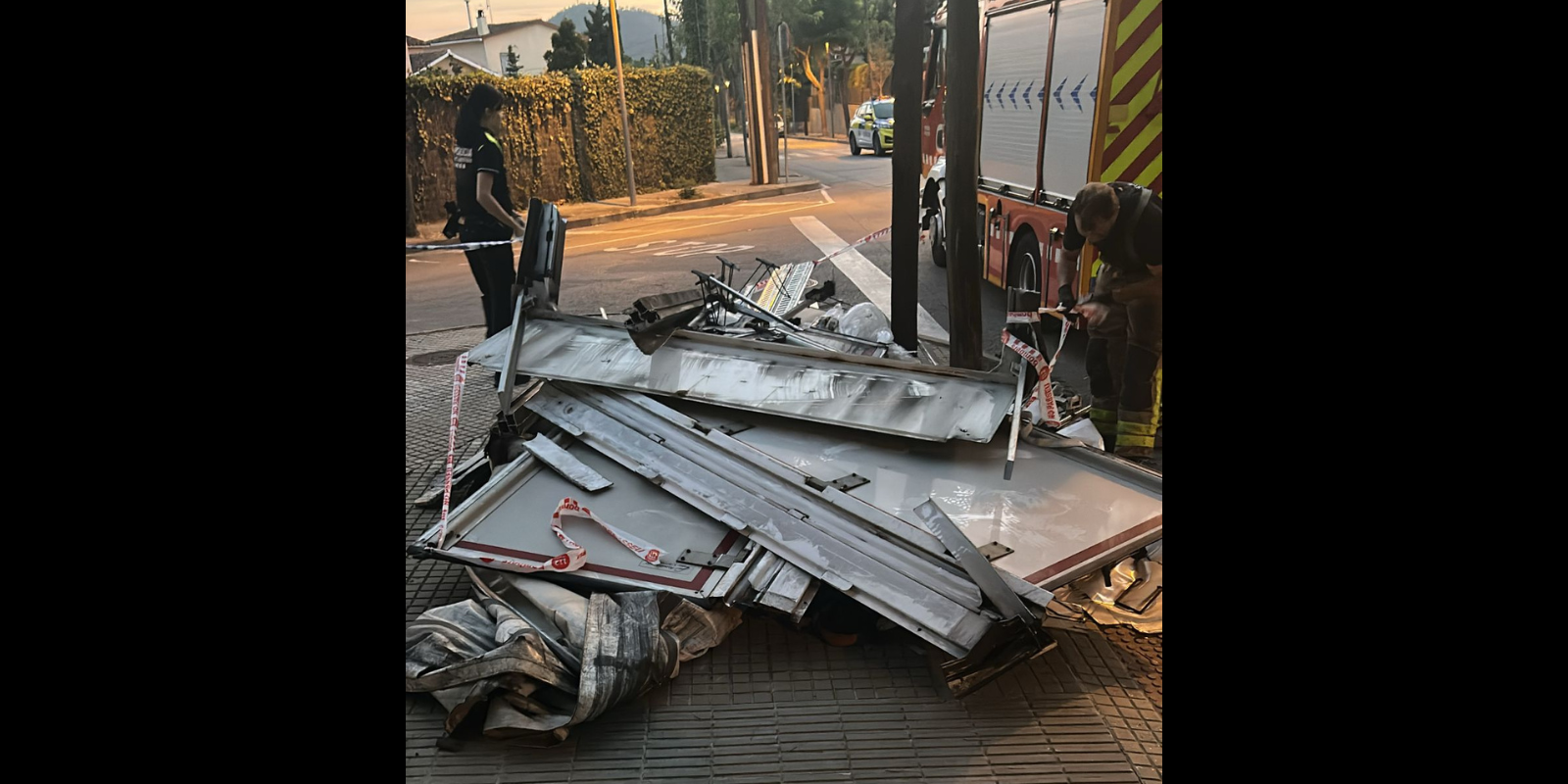 Els bombers han tallat part del material de la carrosseria del camió, afectada per l’impacte. FOTO: Cedida