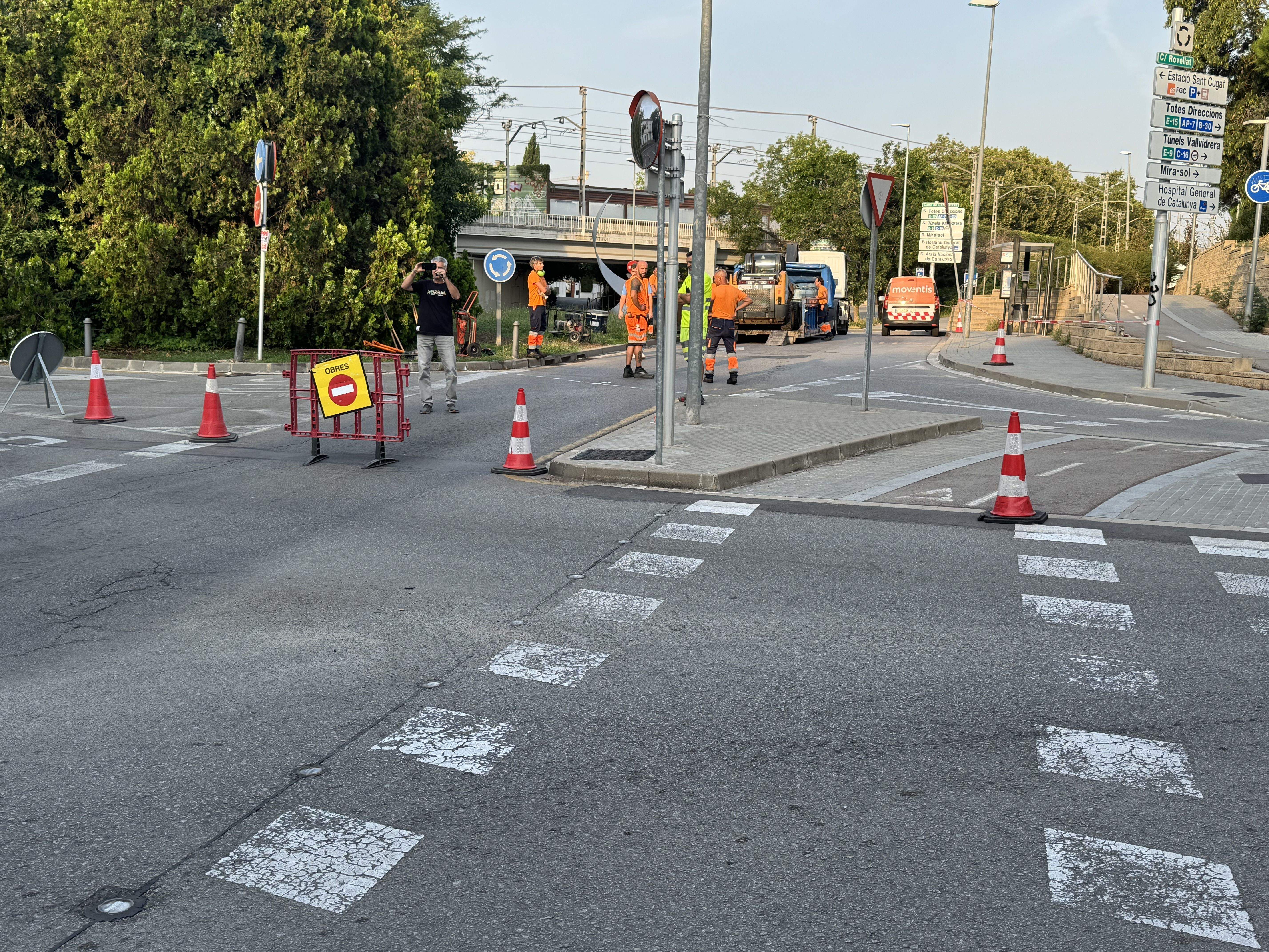 El carrer Martorell tallat en sentit Mira-sol. FOTO: TOT Sant Cugat