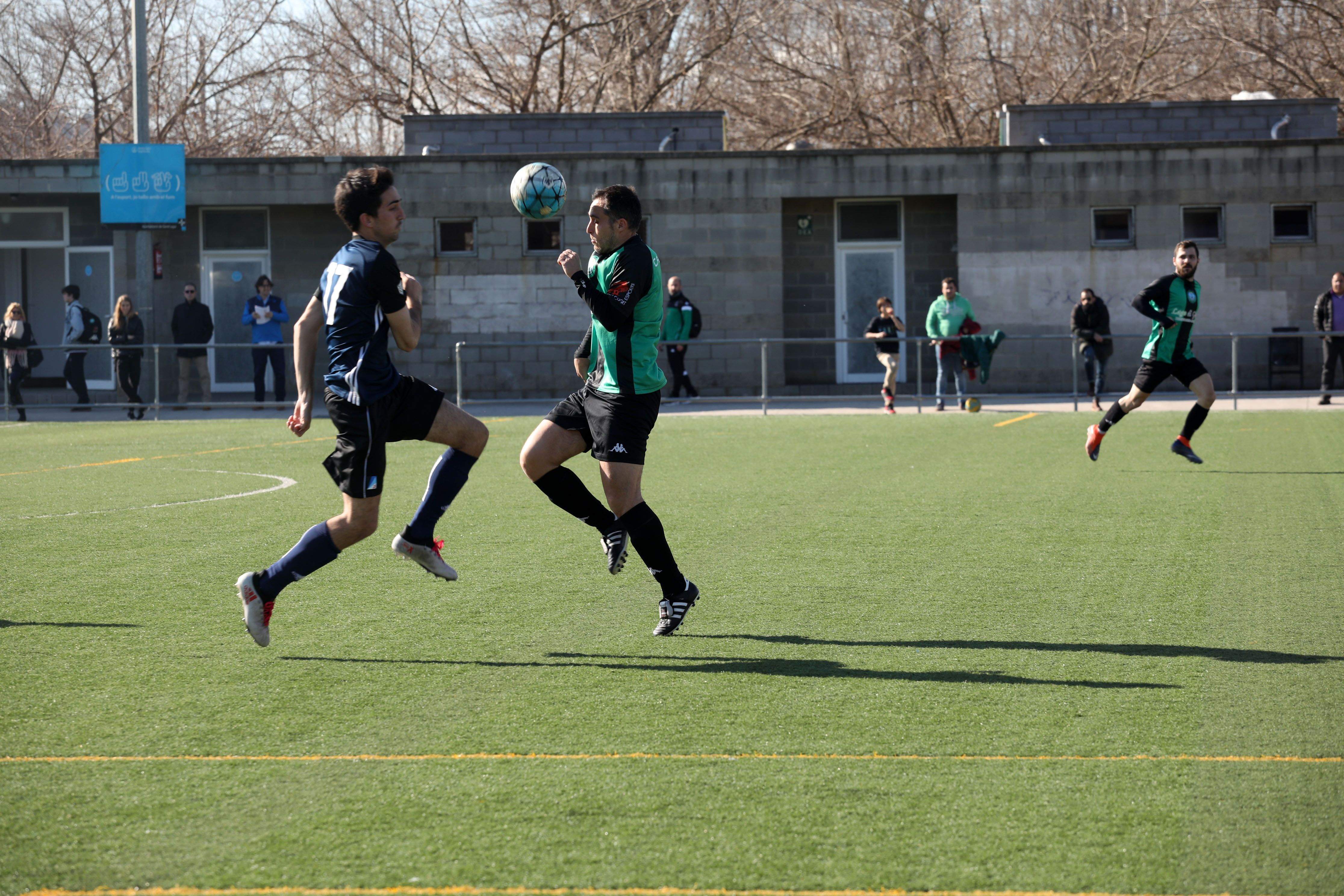 El CFU Mira-sol i el Junior FC en un derbi a l'any 2020. FOTO: Lali Alvarez (TOT Sant Cugat)