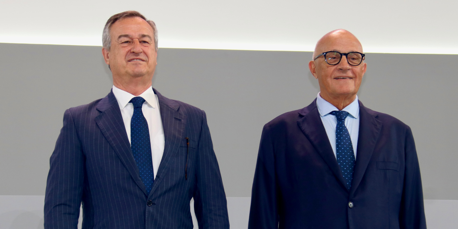 César González-Bueno (esquerra) i Josep Oliu (dreta) en la Junta General Extraordinària d'Accionistes del Banc Sabadell / Foto: ACN