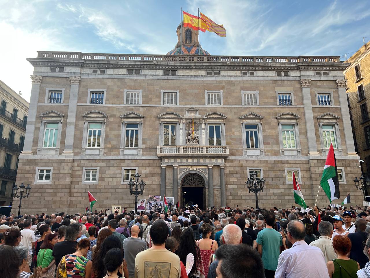 Concentració a la plaça de Sant Jaume. FOTO: ACN