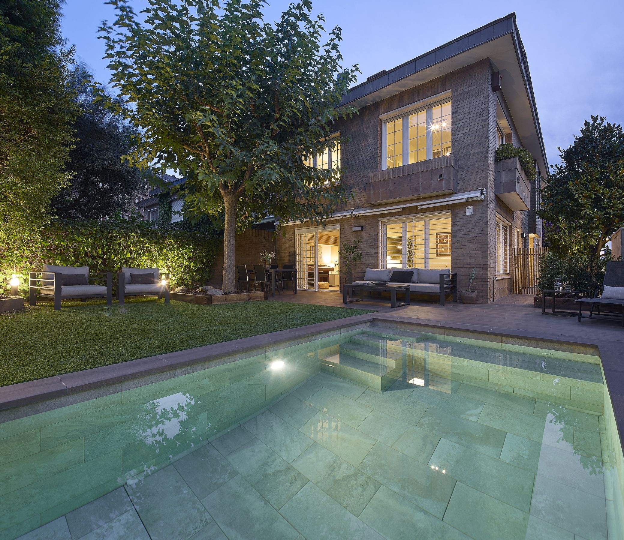 Imatge nocturna de la piscina d'estil mediterrani i minimalista FOTO: Cedida