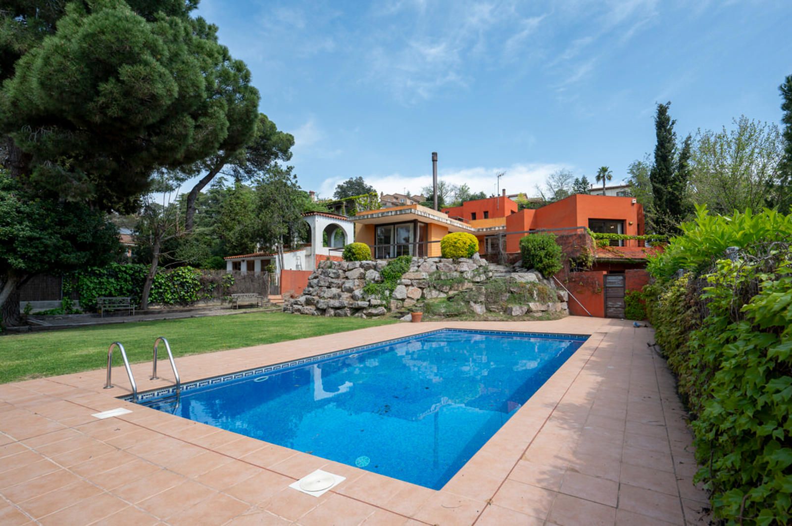 Piscina de la casa unifamiliar a Bellaterra de la immobiliària ORGAN. FOTO: Cedida