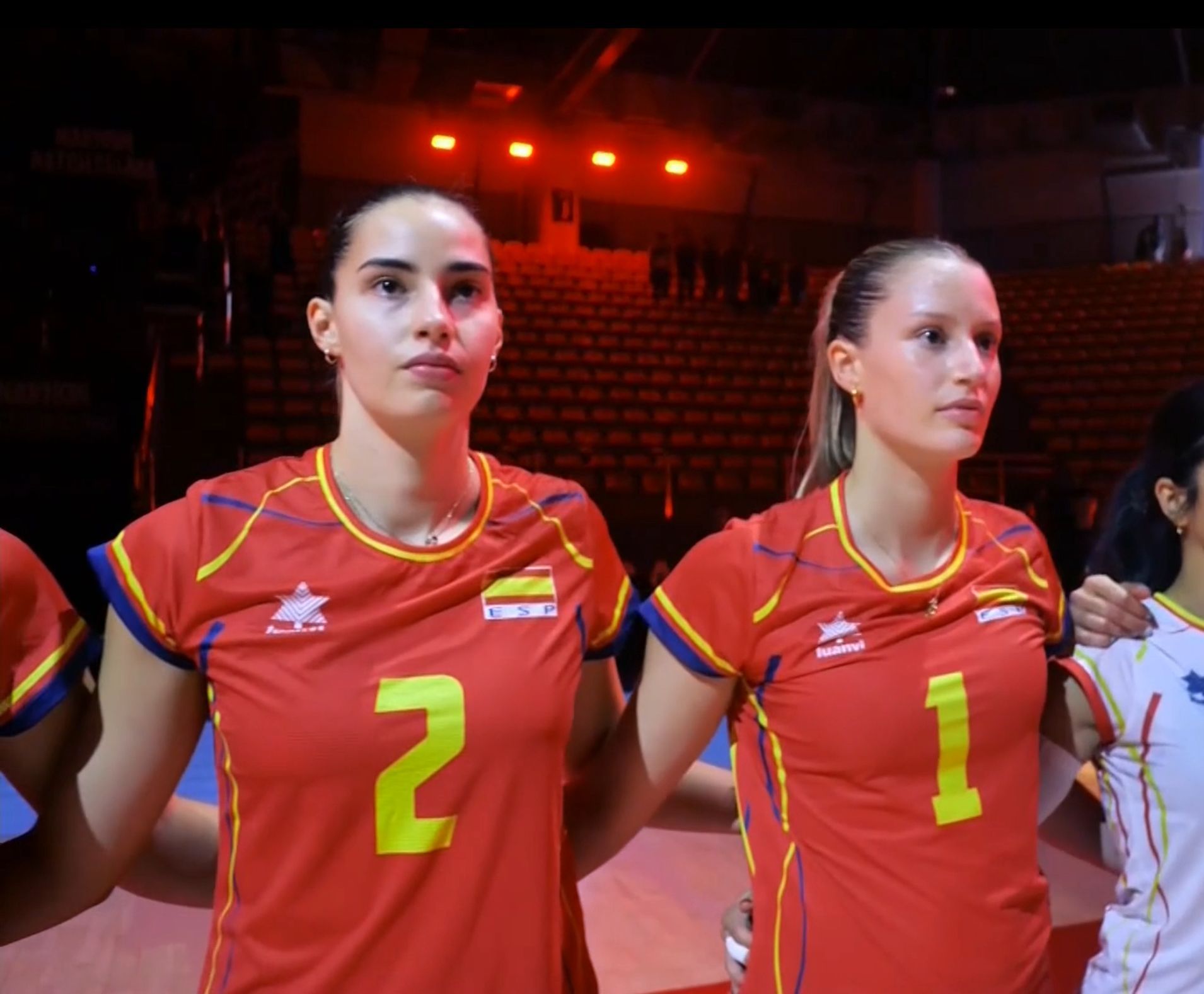 Zoi Mavrommatis (esquerra) i Ariadna Priante (dreta) en el partit de la selecció espanyola vers el Canadà del Mundial de Voleibol. FOTO: Cedida