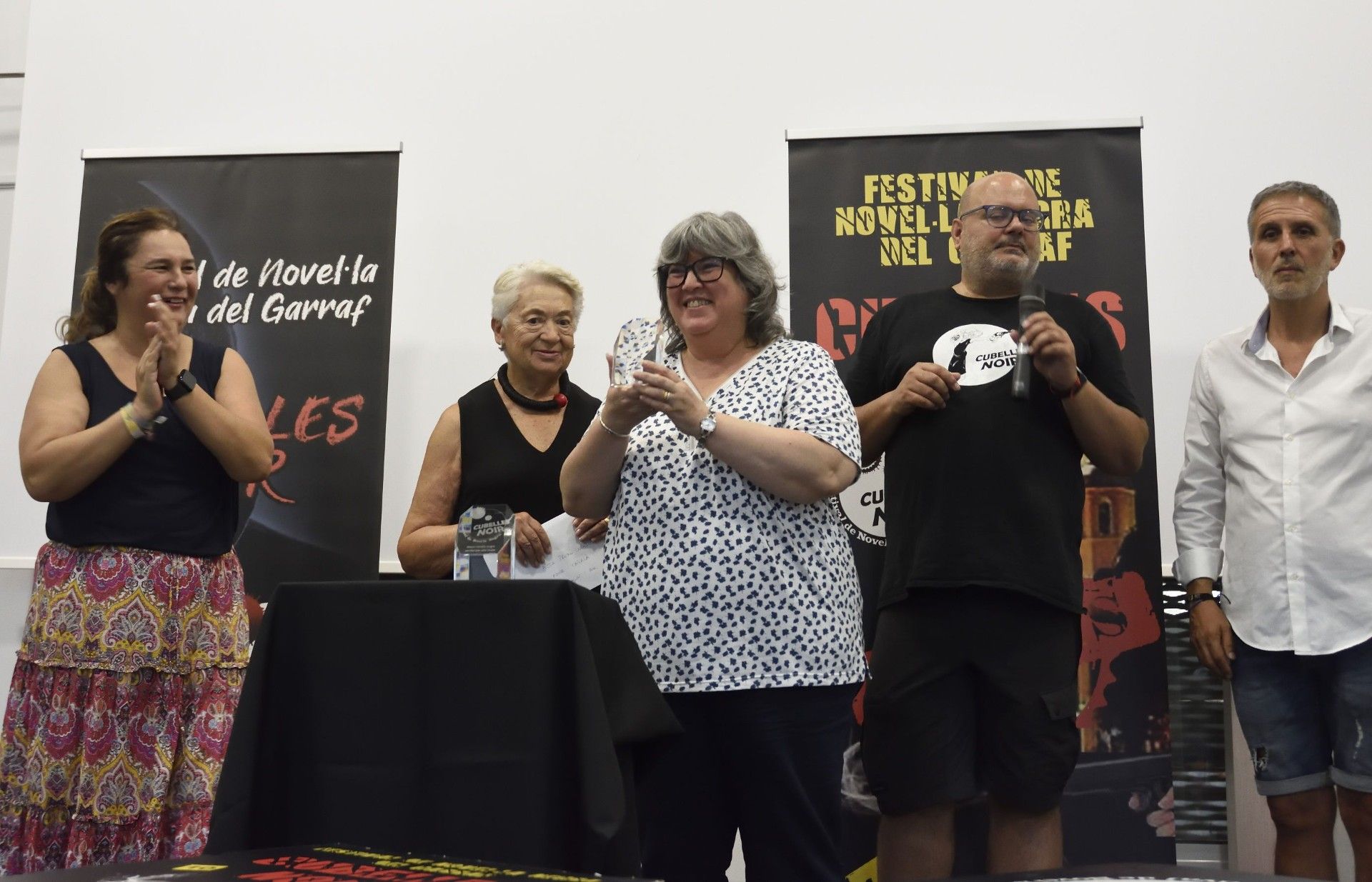 Anna Casamitjana recollint el guardó durant la 10a edició del festival Cubelles Noir. FOTO: Cedida