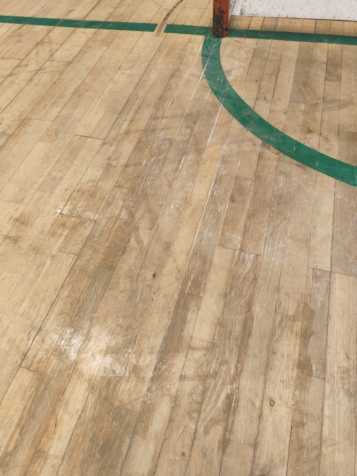 El pavelló 2 de la ZEM Rambla del Celler té una substància que fa relliscar als jugadors. FOTO: Cedida