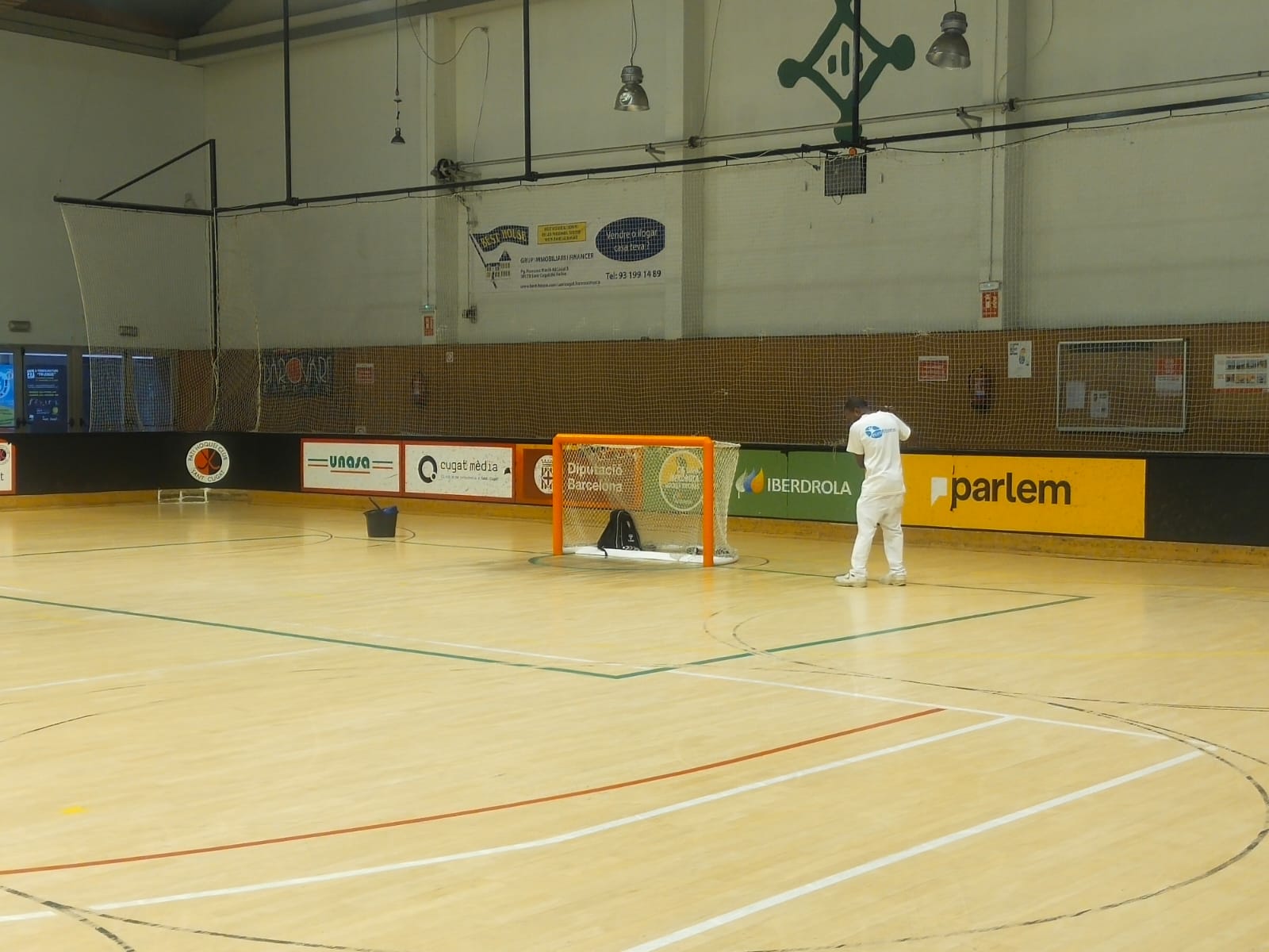 Un operari treballant en el parquet de la pista del pavelló 2 de la ZEM Rambla del Celler. FOTO: TOT Sant Cugat