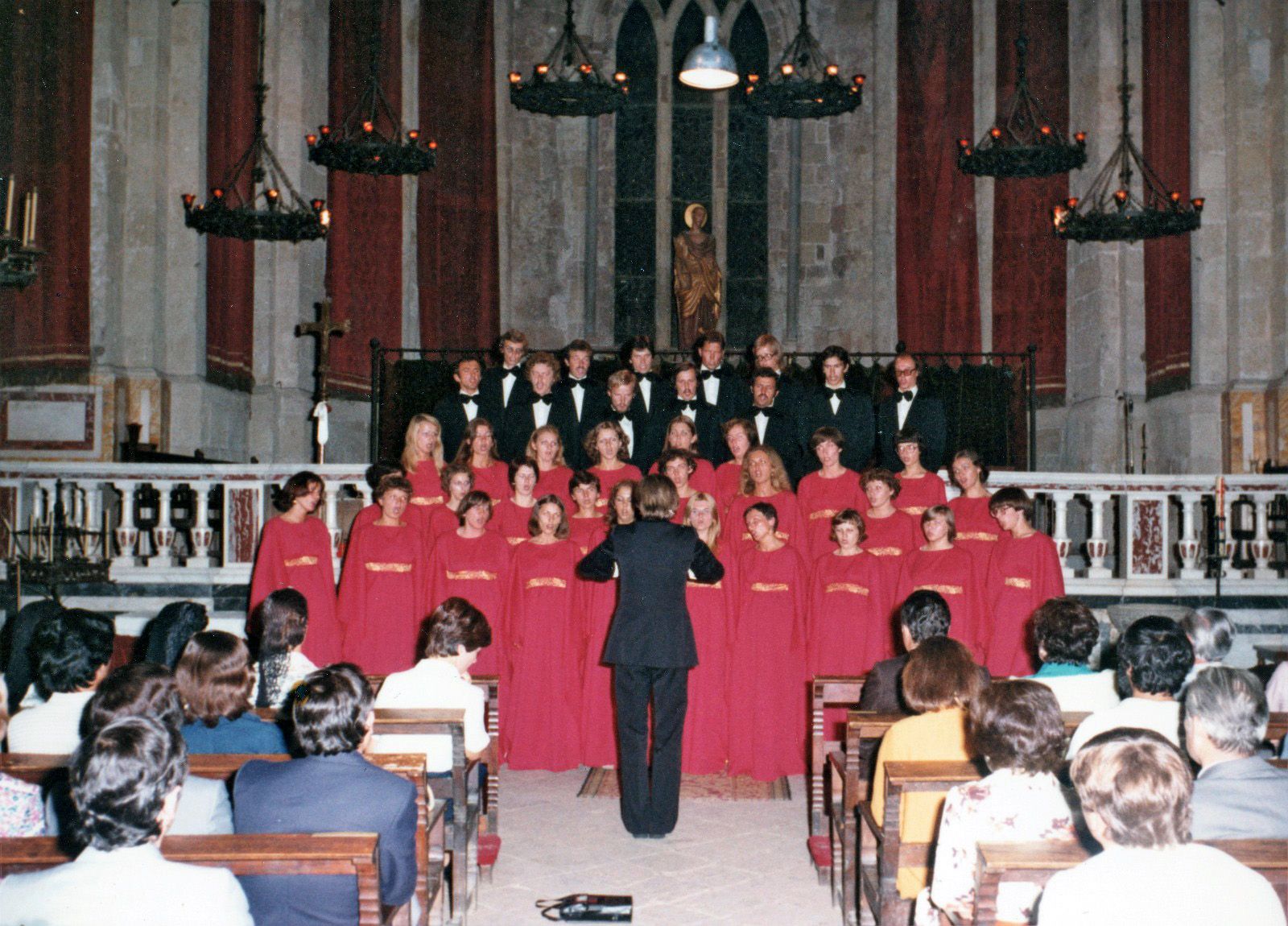 La coral polonesa Akademicki Chór Uniwersytetu Gdańskiego amb la Coral Sant Cugat al Monestir l’any 1976. FOTO: Jurek Podlewski
