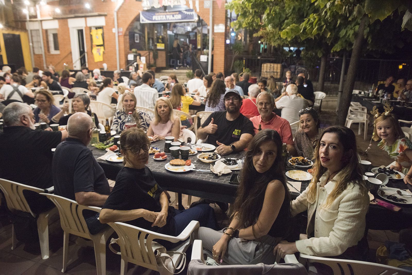 Sopar de germanor de la Colònia Montserrat. FOTO: Bernat Millet.