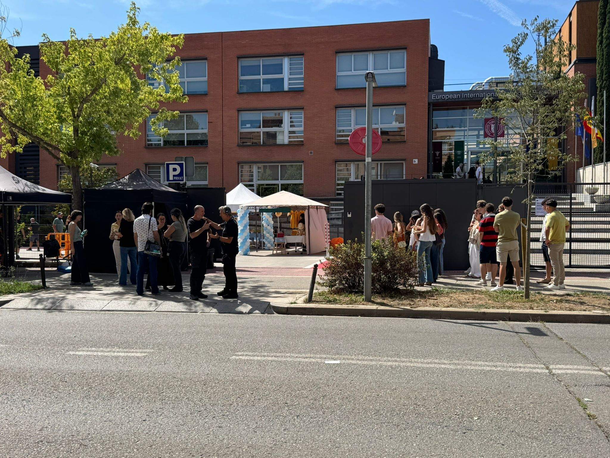 Part de l'equip de la pel·lícula i alguns dels actors figurants del film de Netflix que s'està gravant a Sant Cugat. FOTO: TOT Sant Cugat