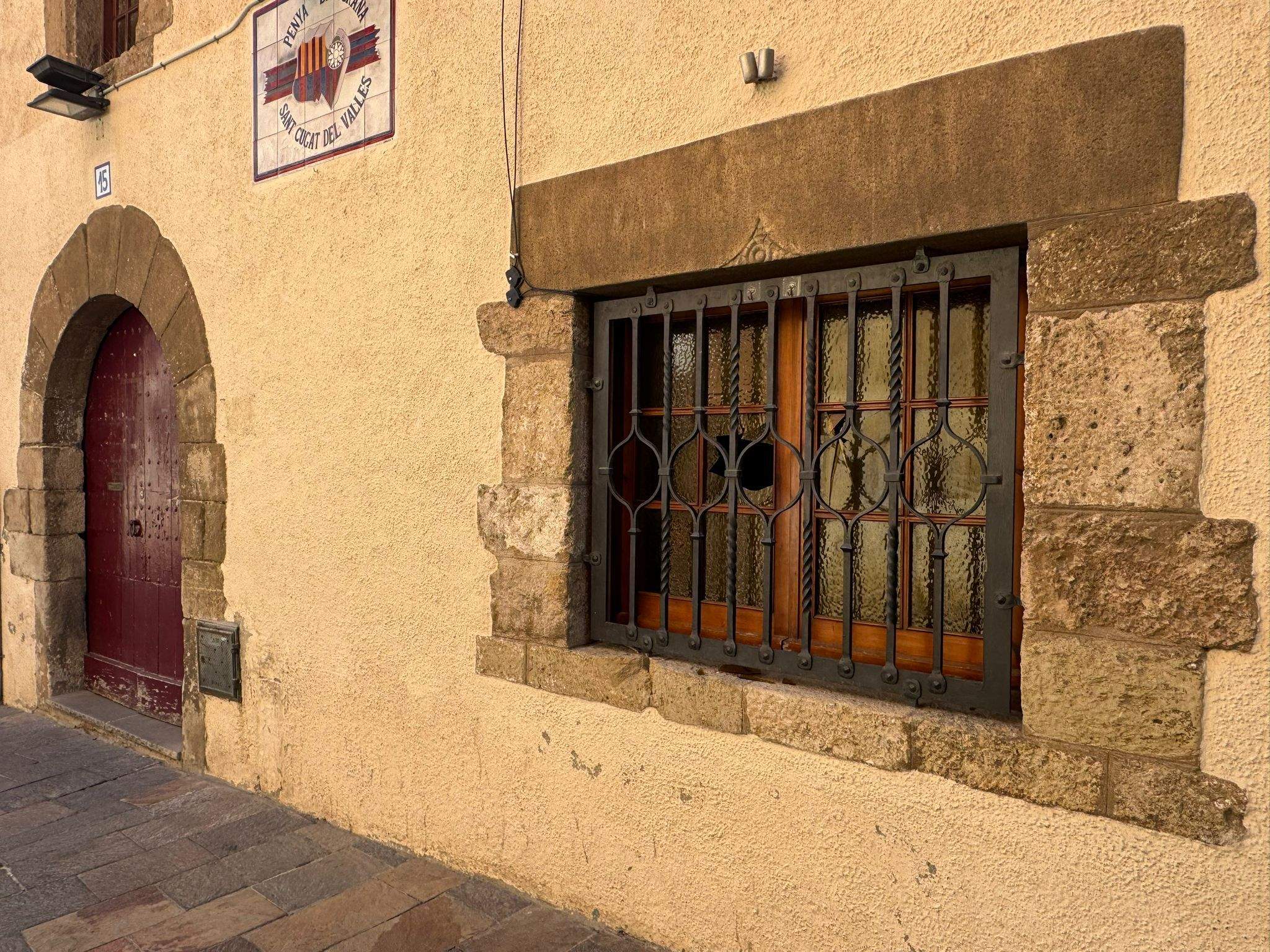 Un vidre trencat a la seu de la Penya Blaugrana Sant Cugat. FOTO: TOT