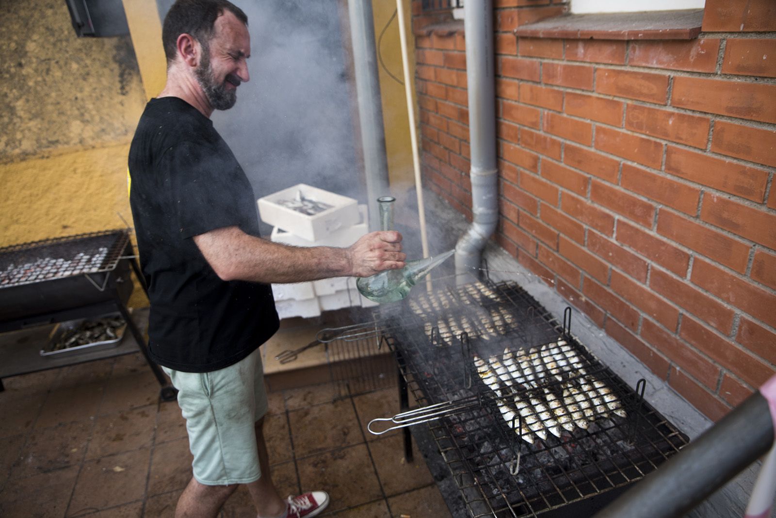 Sardinada i botifarrada a la Colònia Montserrat. FOTO: Bernat Millet.
