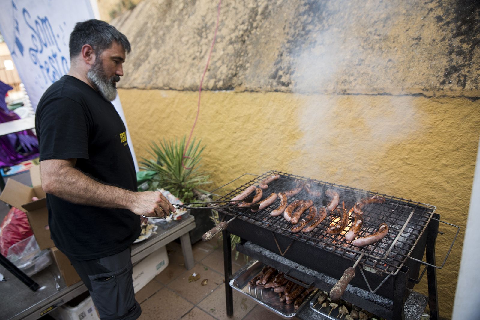 Sardinada i botifarrada a la Colònia Montserrat. FOTO: Bernat Millet.