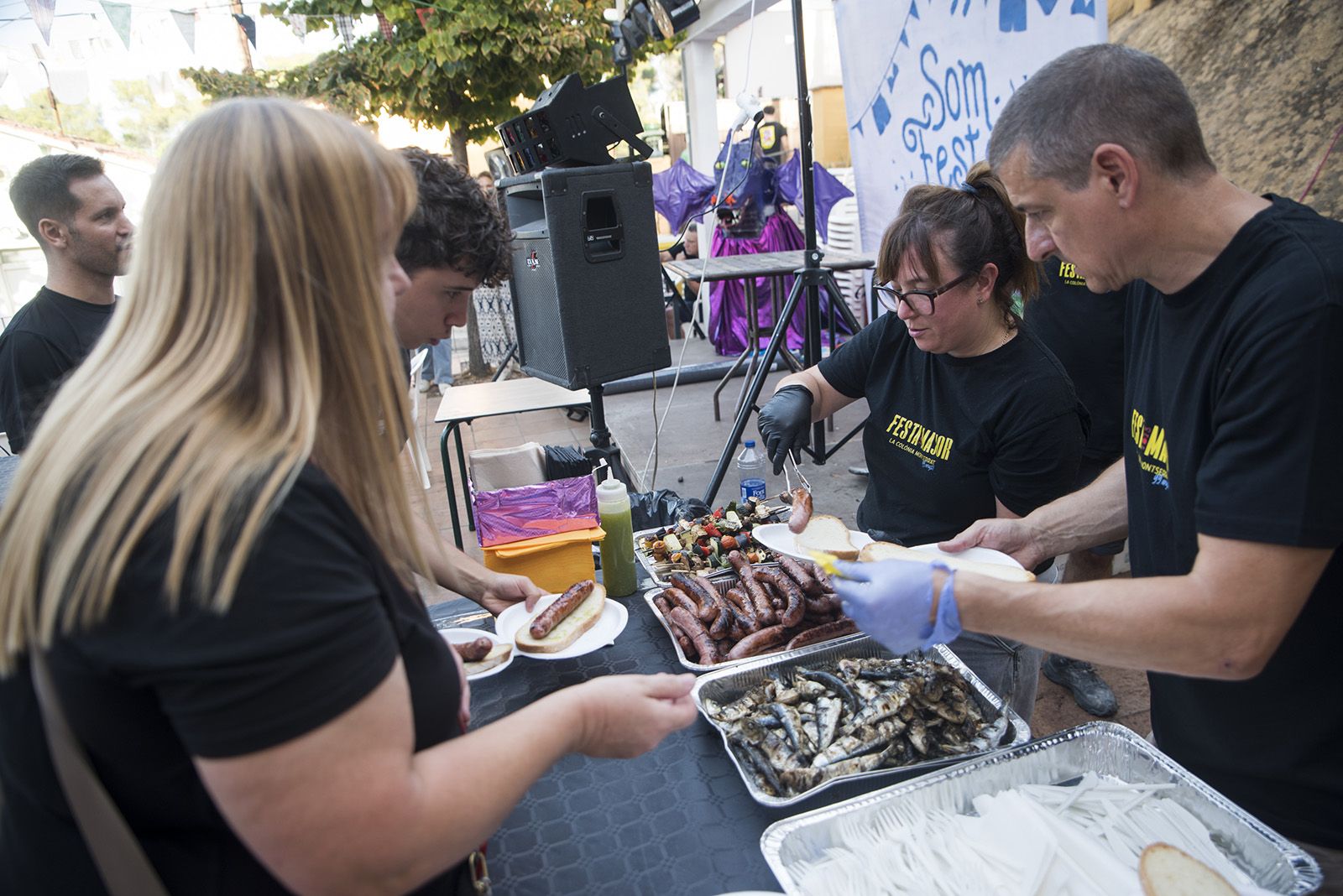 Sardinada i botifarrada a la Colònia Montserrat. FOTO: Bernat Millet.