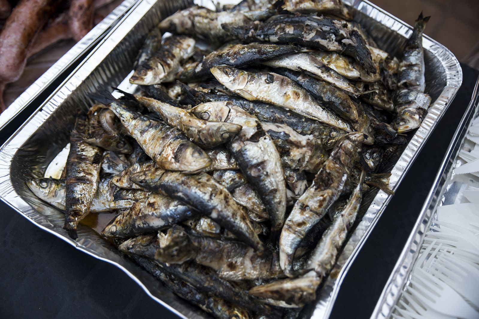 Sardinada i botifarrada a la Colònia Montserrat. FOTO: Bernat Millet.
