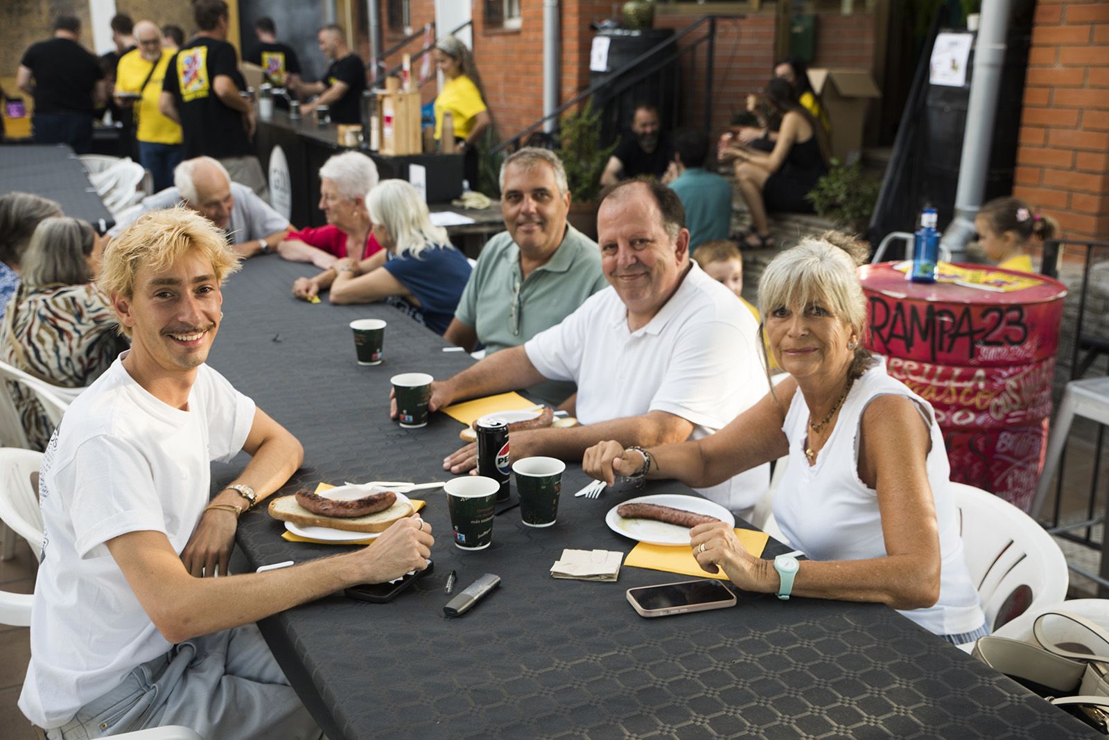 Sardinada i botifarrada a la Colònia Montserrat. FOTO: Bernat Millet.