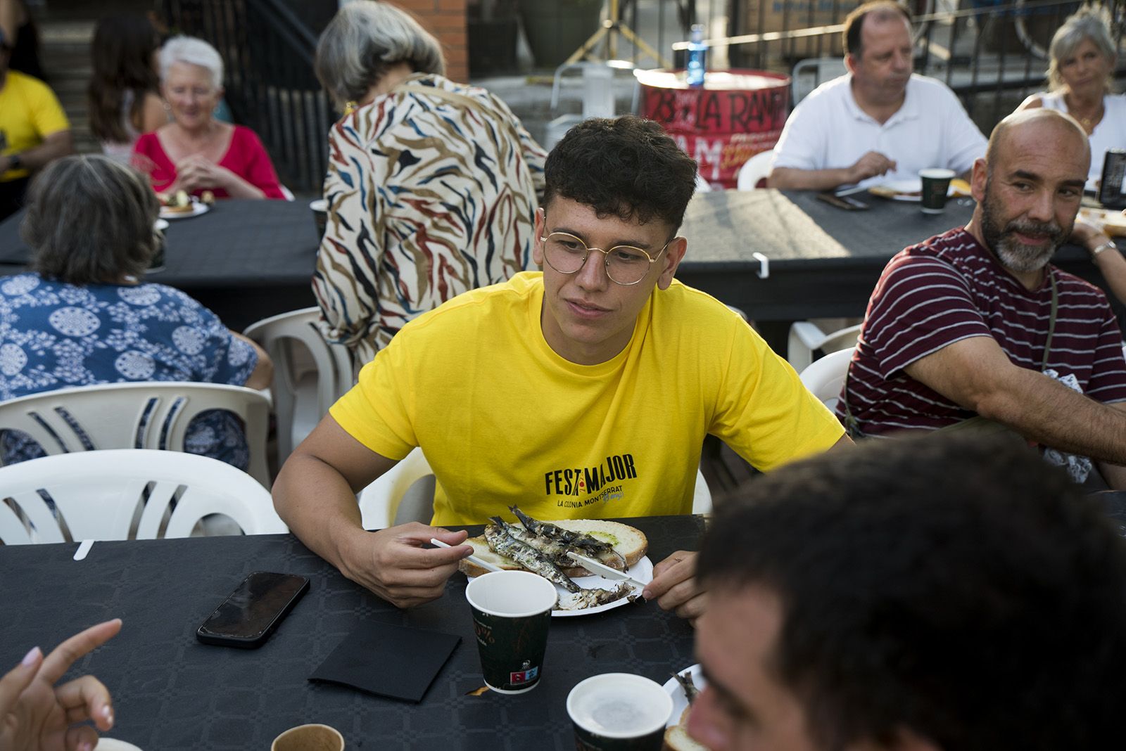 Sardinada i botifarrada a la Colònia Montserrat. FOTO: Bernat Millet.